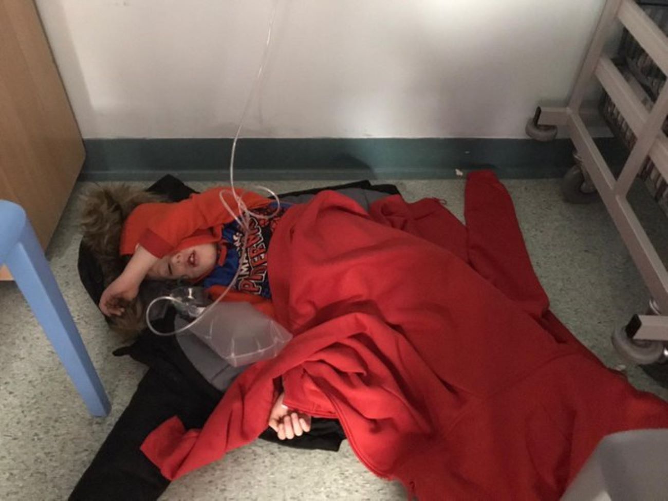 Jack durmiendo en el suelo del hospital / Twitter