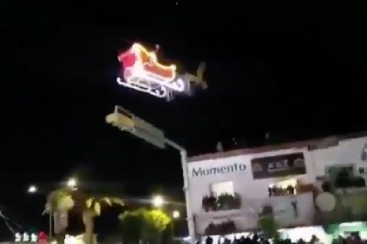 Santa Claus sobrevolando el cielo de Apizaco, México
