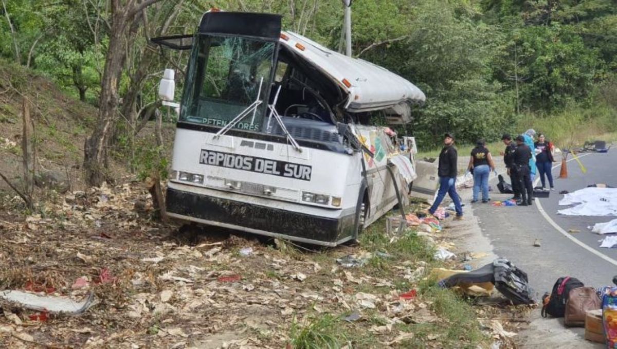 Accidente entre autobús y camión en Guatemala / Prensa Libre