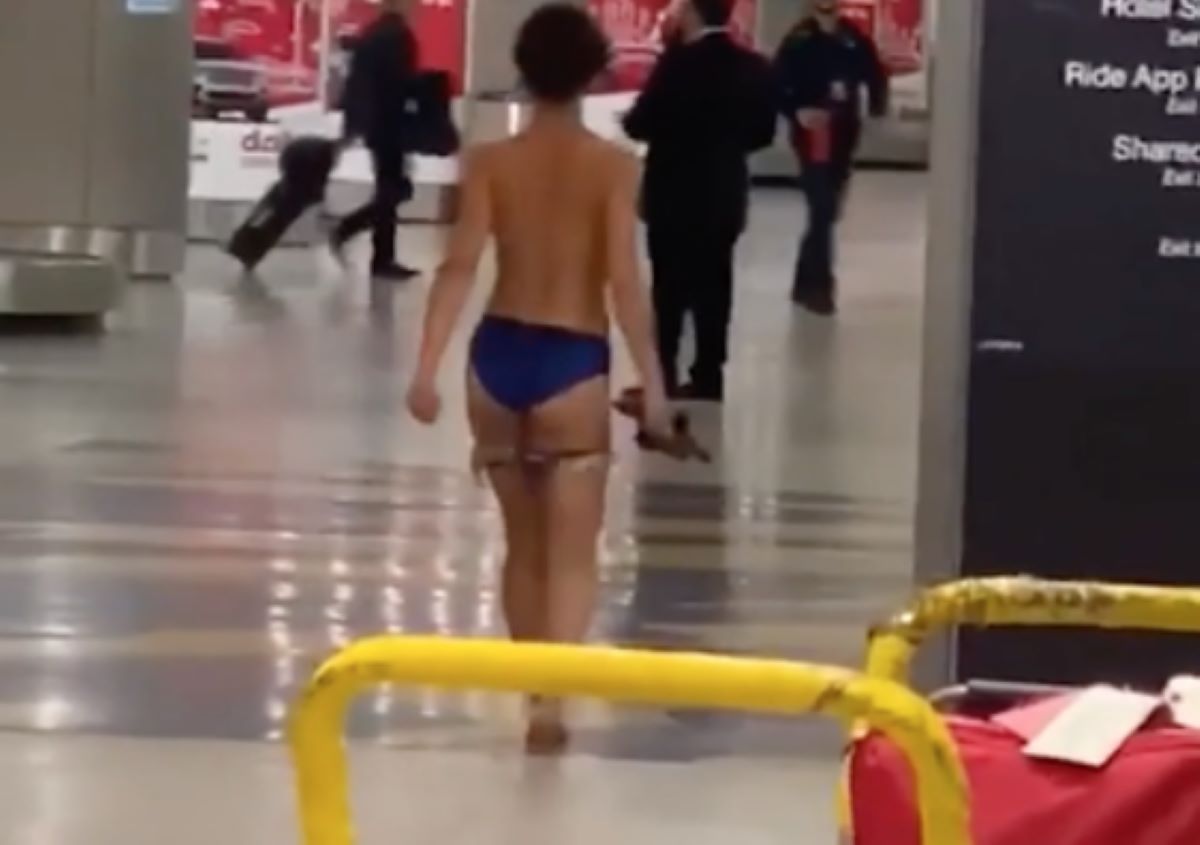 Mujer desnudándose en el aeropuerto de Miami