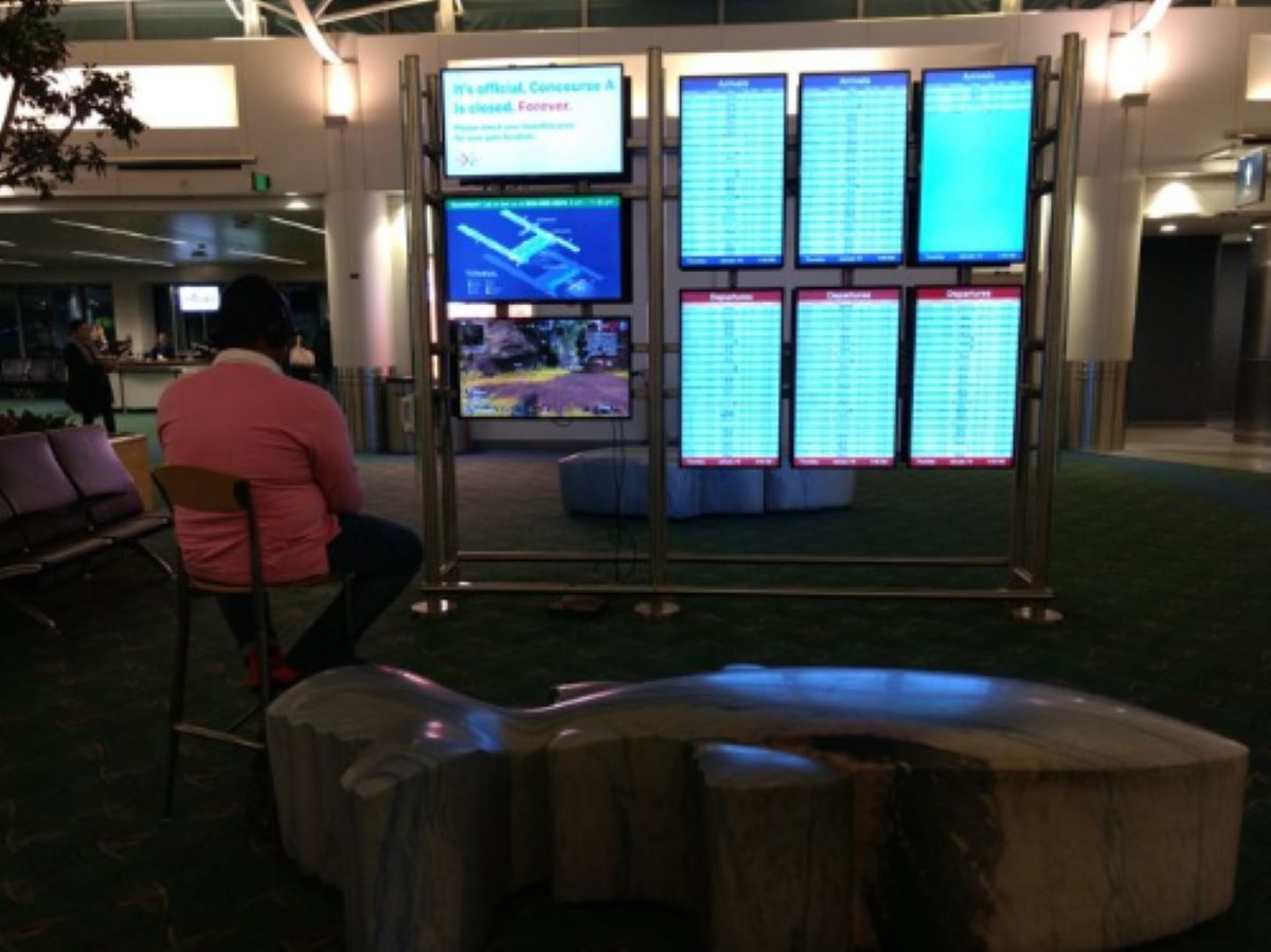 Playstation 4 conectada pantalla aeropuerto / @coyotetrips
