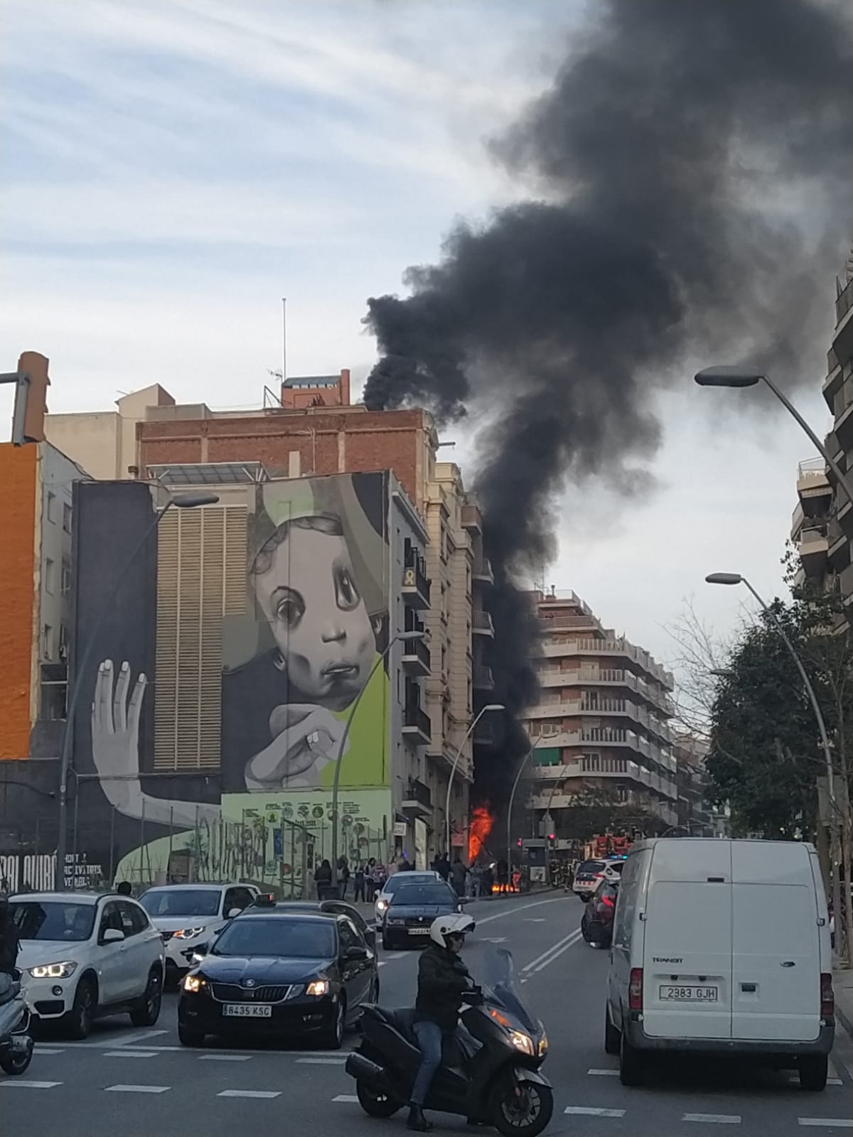 Incendio avenida Mare de Déu de Montserrat