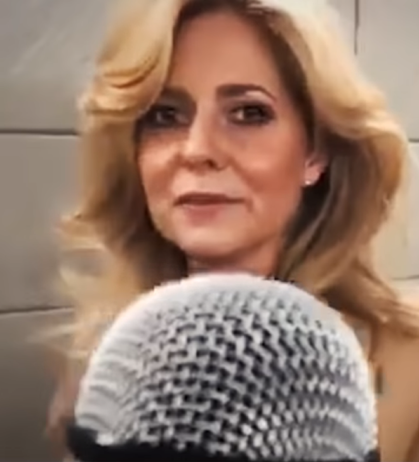 Mujer canta metro Londres / YouTube
