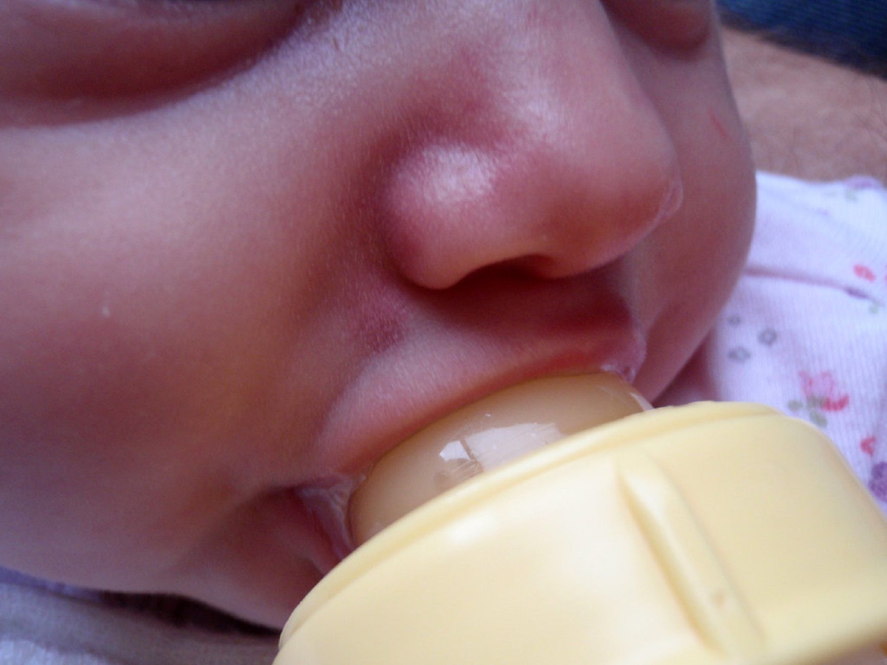 Bebé tomando el biberón / Flickr