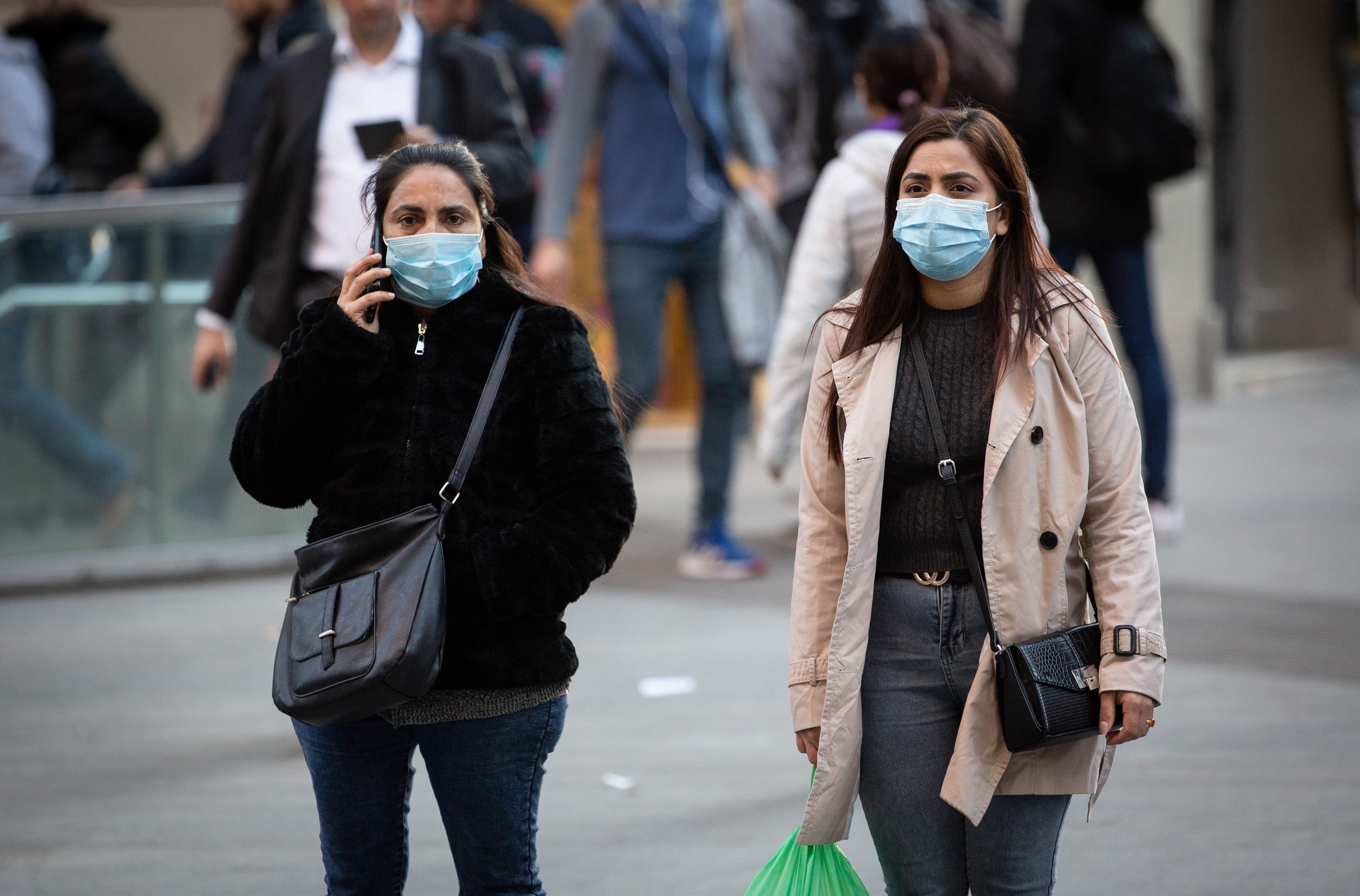 Personas con mascarilla en Barcelona ante el brote de coronavirus / Europa Press