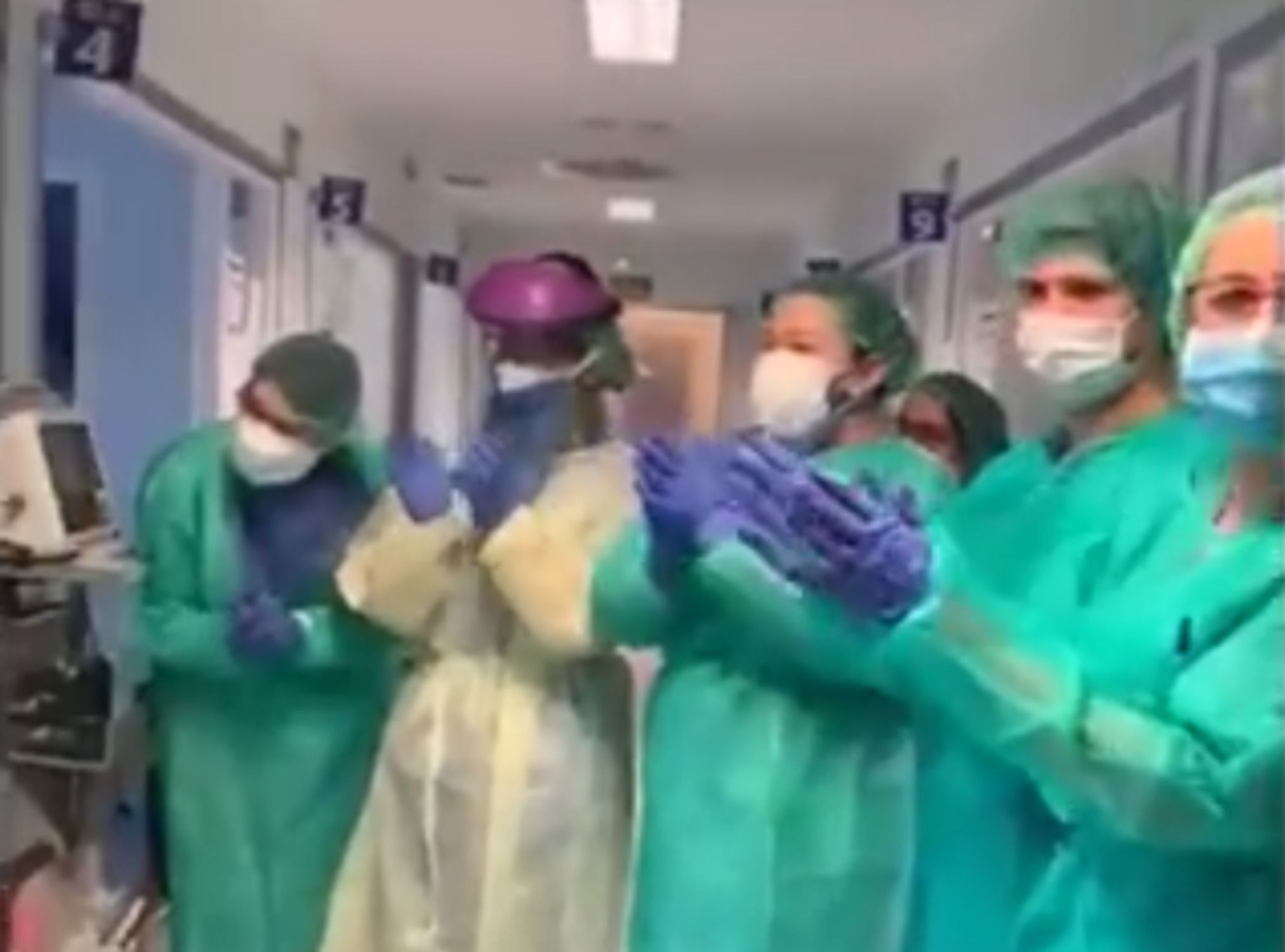 Médicos aplauden a una paciente : Youtube