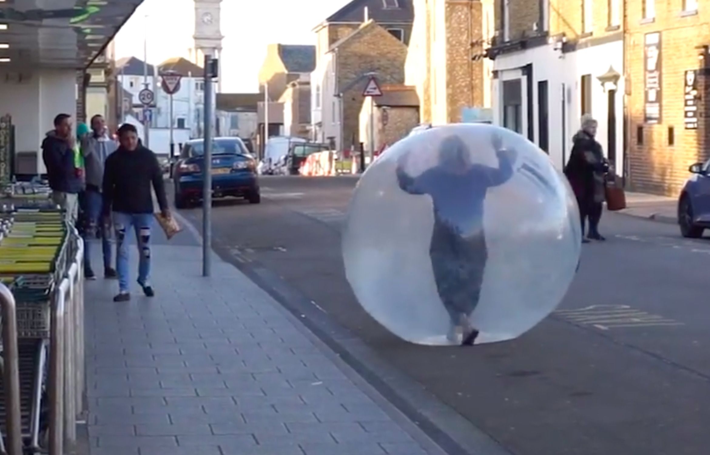 Mujer dentro de una burbuja / YouTube