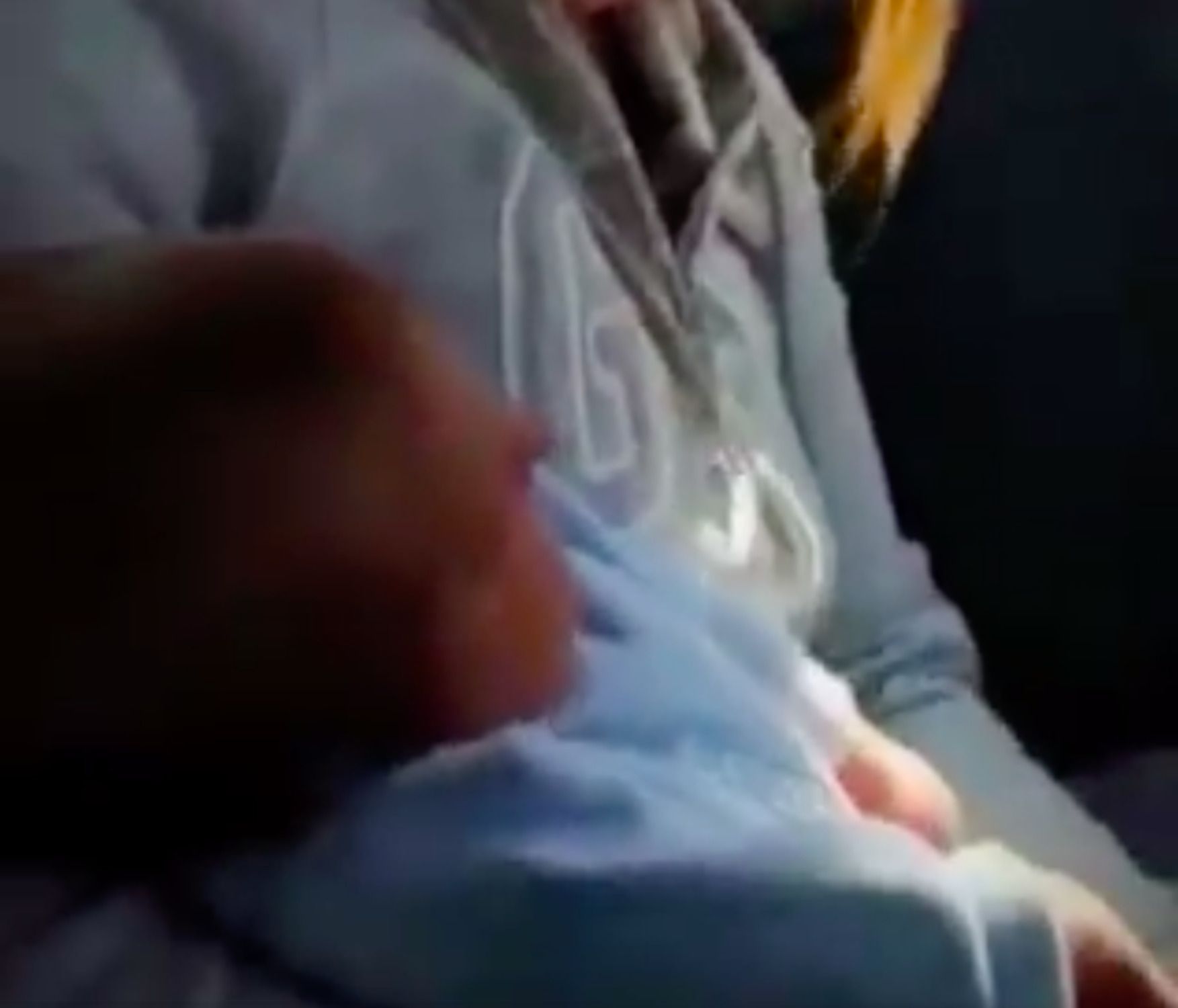 Bebé en brazos de su madre / Facebook de RT