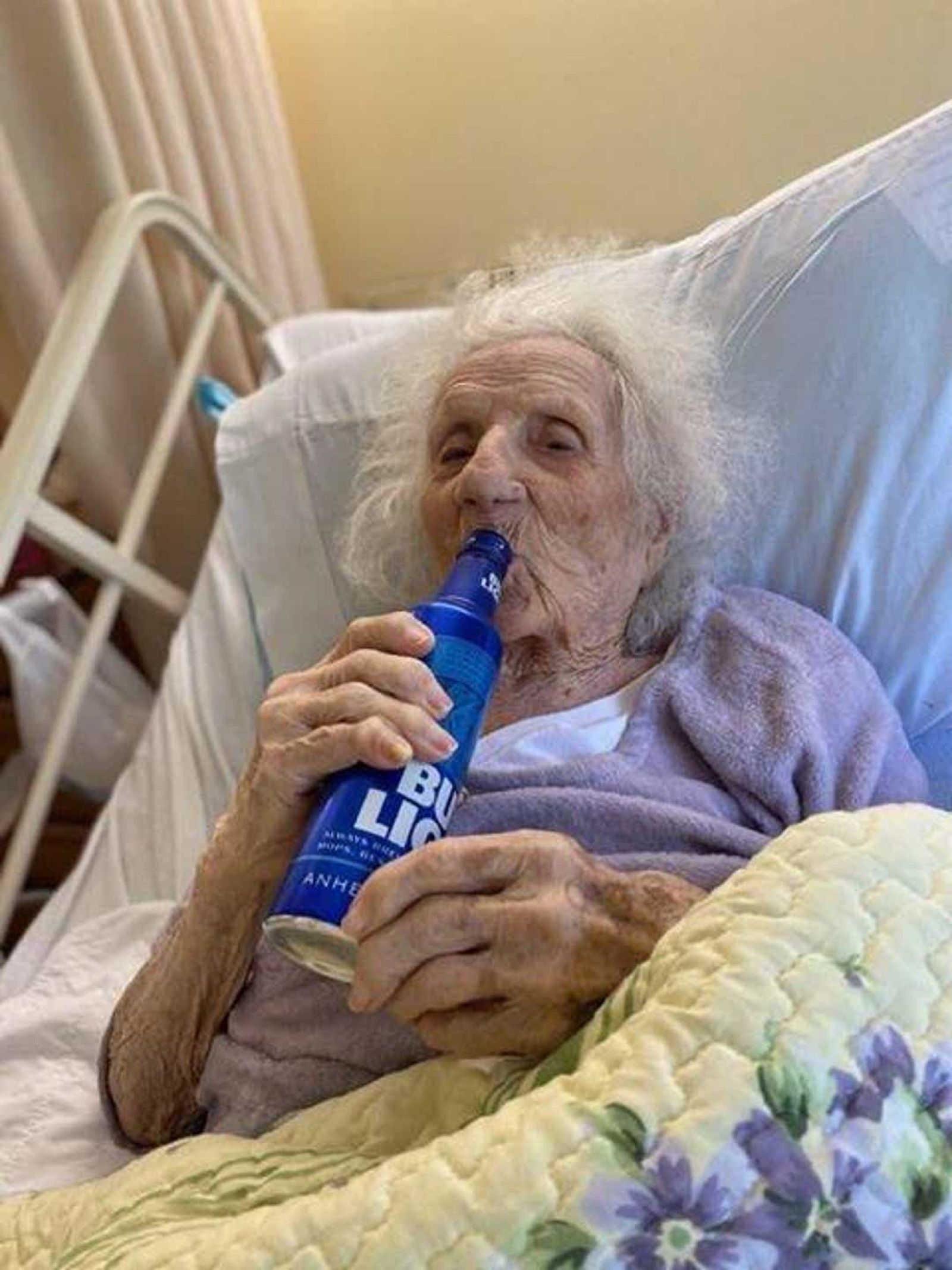 Mujer 103 años coronavirus cerveza