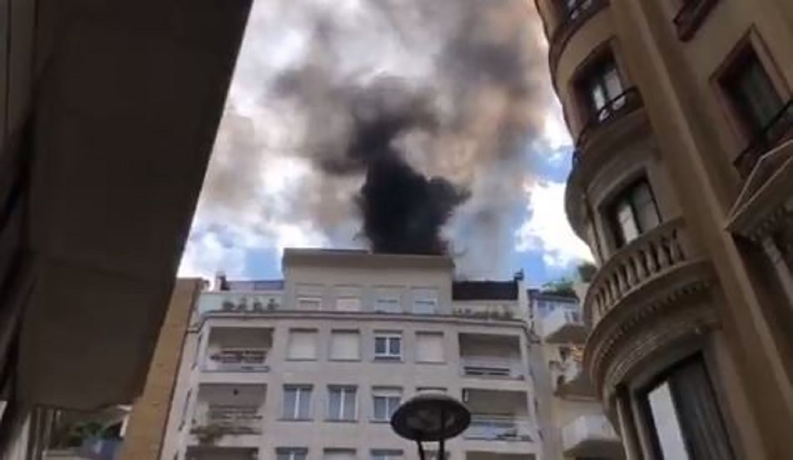 Incendio calle Balmes / @linformatiu_tve