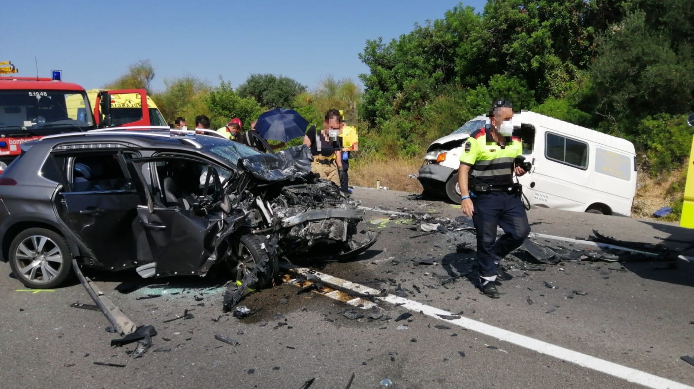 Accidente choque frontal furgoneta coche C-31 Vilanova / Servei Català de Trànsit