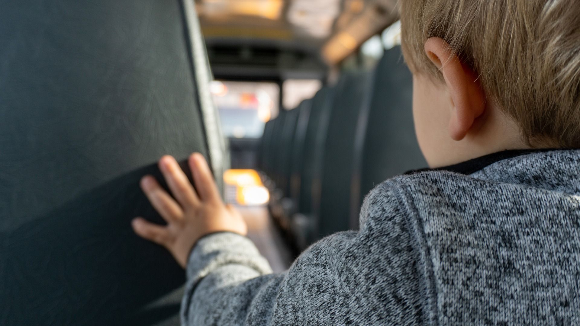 Niño olividado autocar escolar / Pixabay