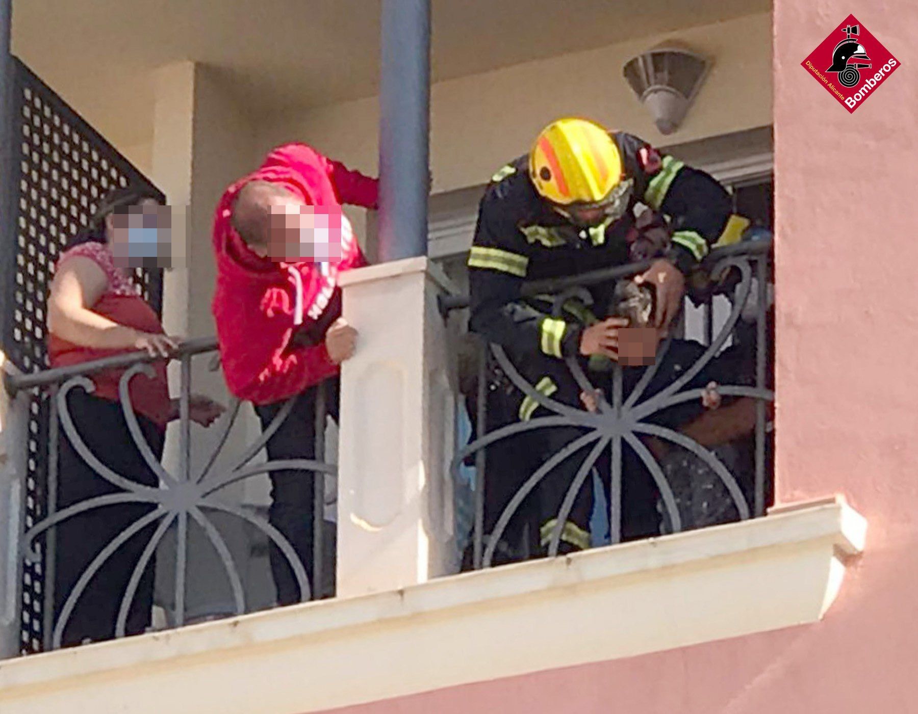 Niño atrapado barandilla hotel de Alicante / Consorcio Bomberos de Alicante
