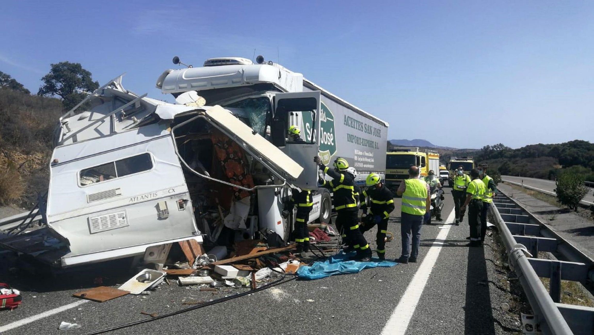 Autocaravana accidente camión / EFE