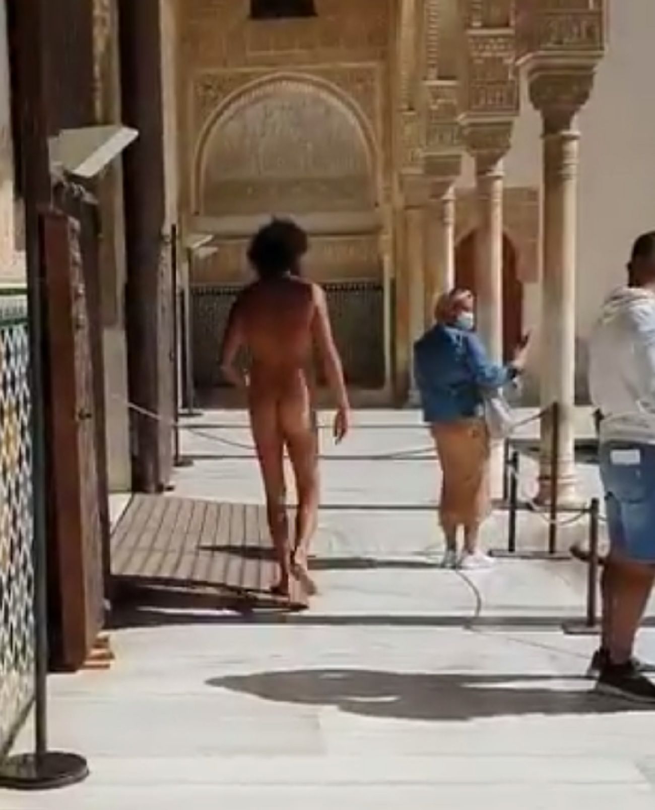 Hombre desnudo Alhambra Granada / Twitter