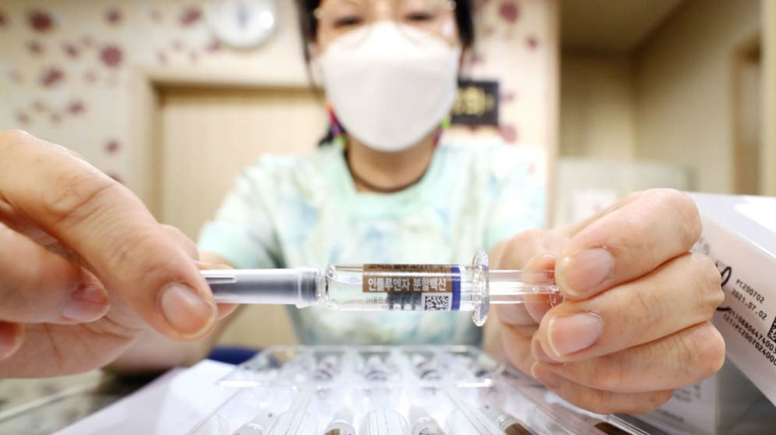 Médica coreana com vacuna de la gripe / EFE