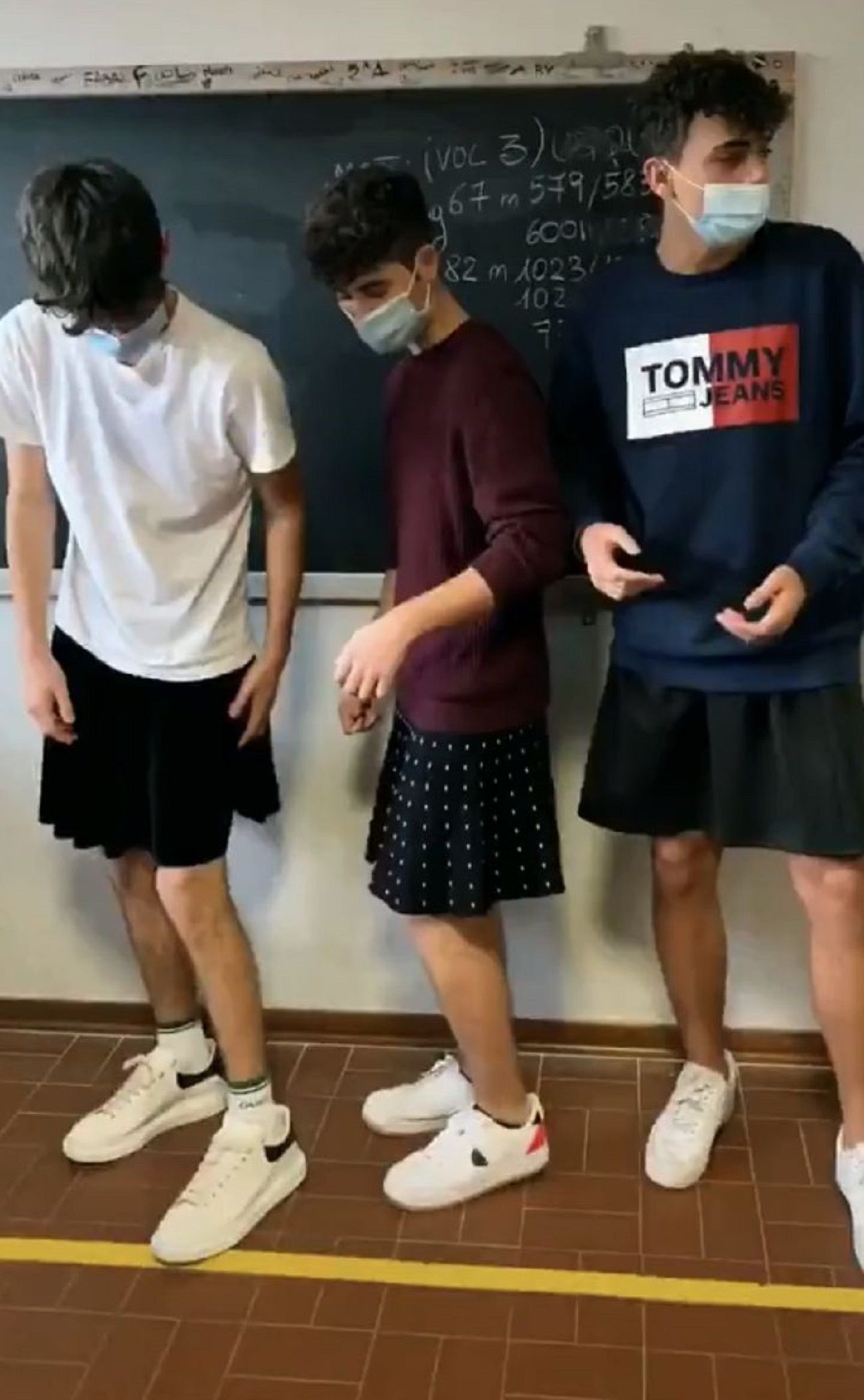 Chicos con falda a clase instituto / TikTok