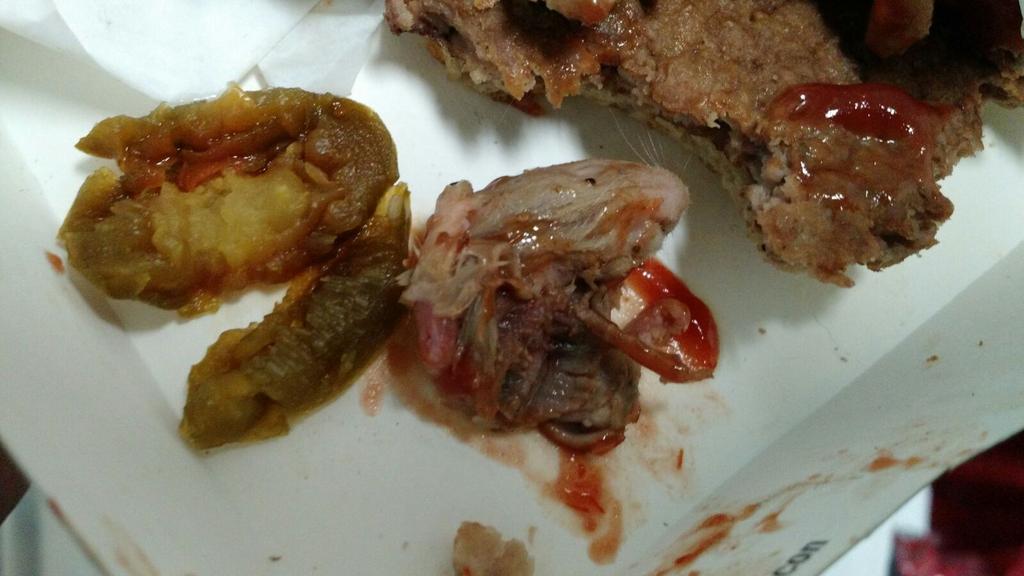 Aparece una cabeza de rata dentro de una hamburguesa del McDonald's / Twitter
