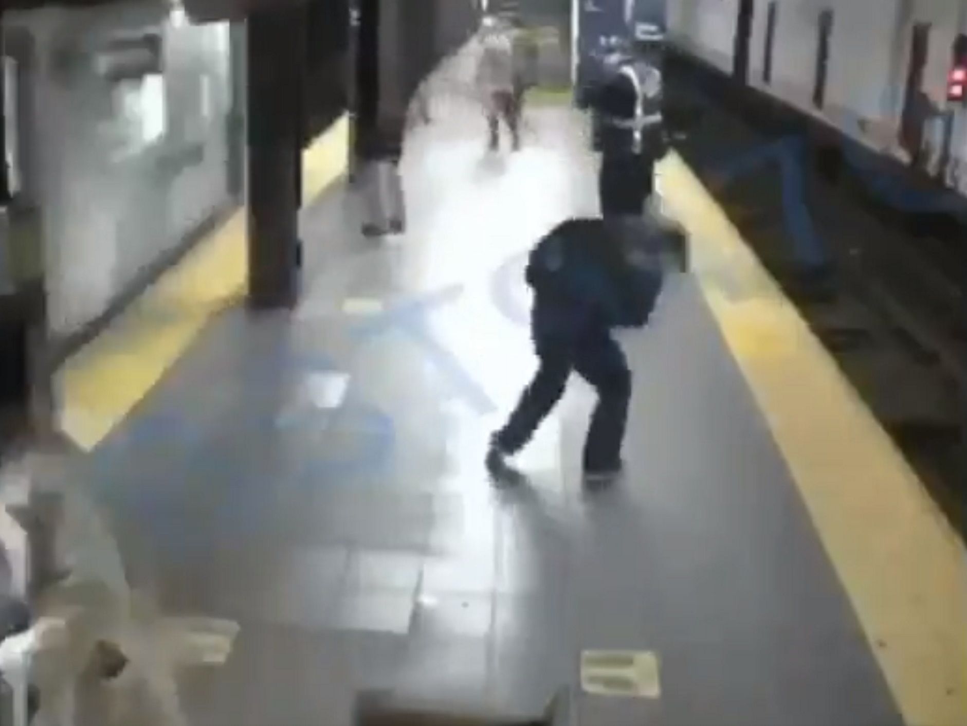 Un hombre empuja a una mujer a las vias del metro / Twitter