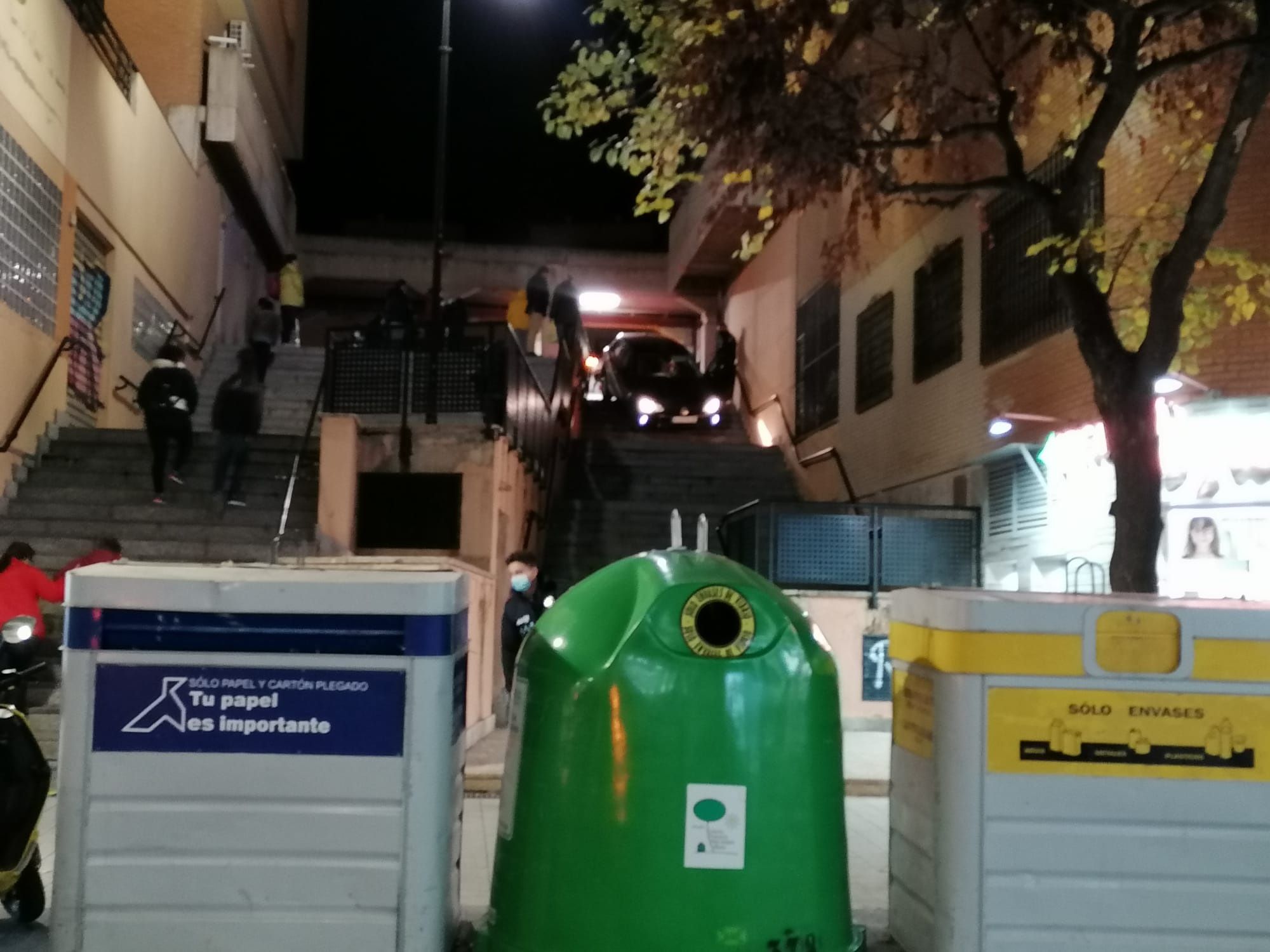 Coche atrapado escaleras Albacete /  Twitter Bomberos de Albacete