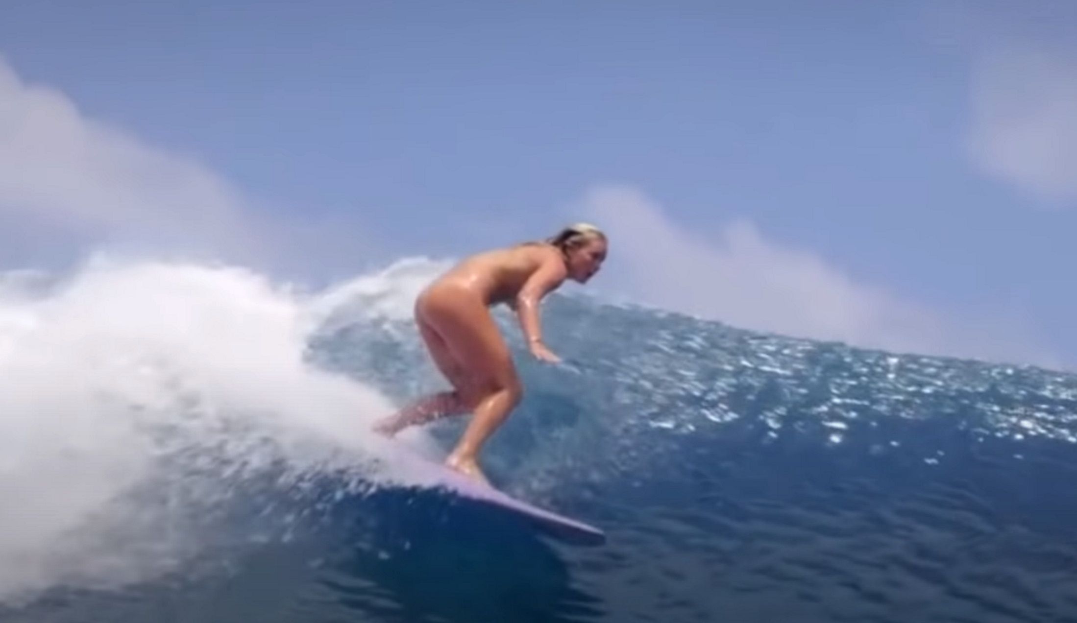 Felicity Palmer surfea desnuda / Video Break