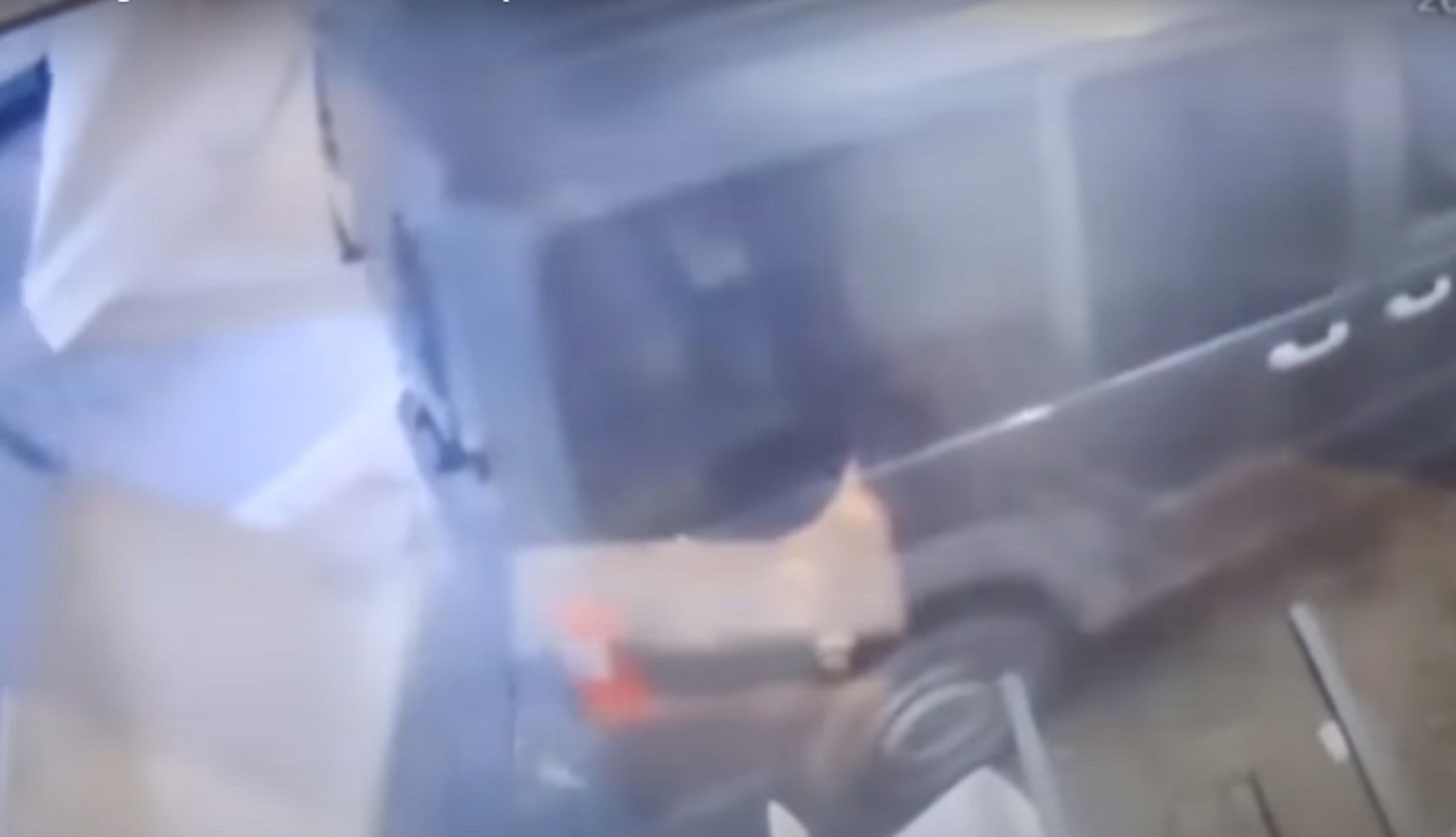 Conductora novata de Lepe empotra su coche terraza / Youtube