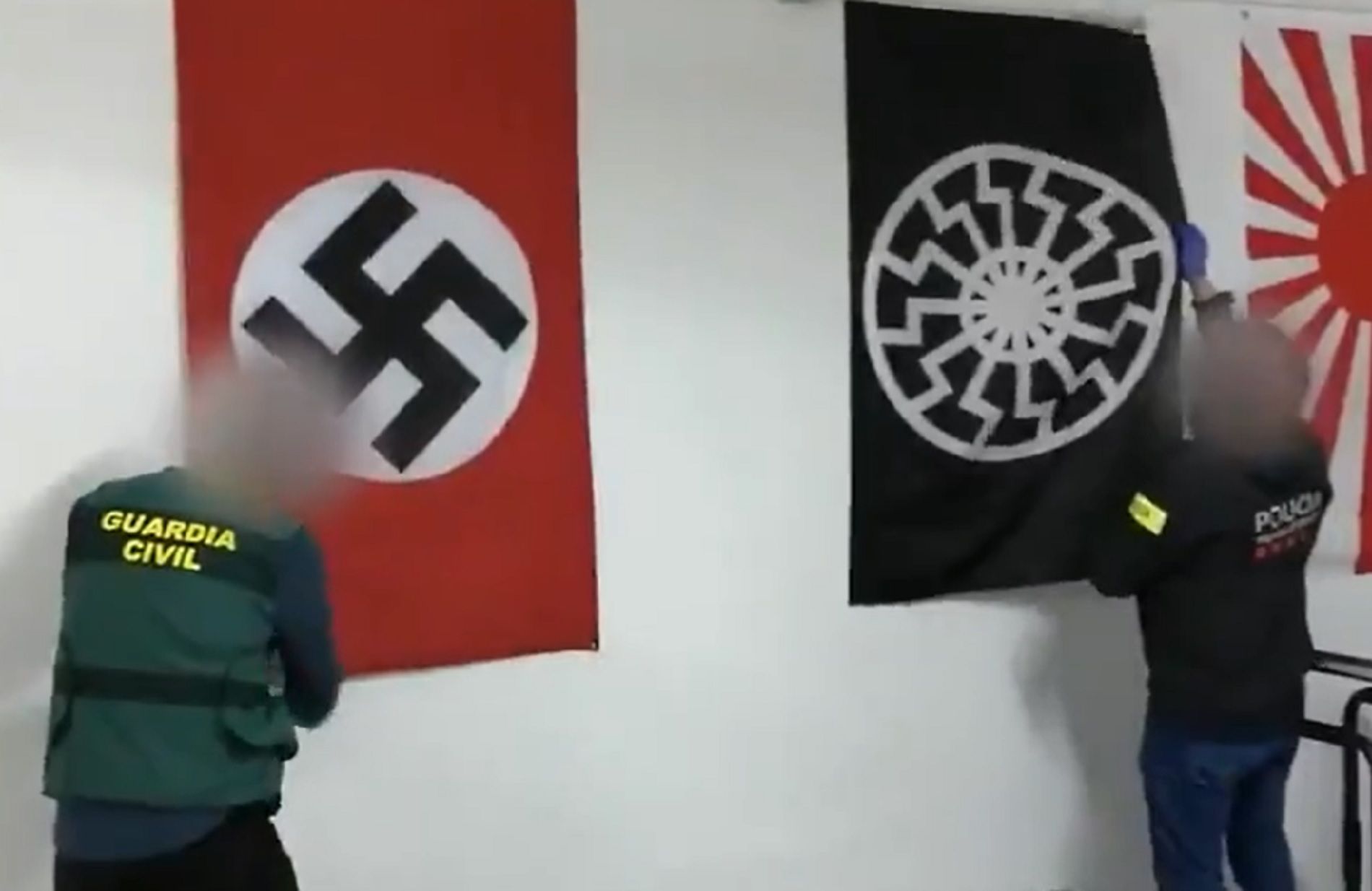 Banderas nazis / Mossos d'Esquadra