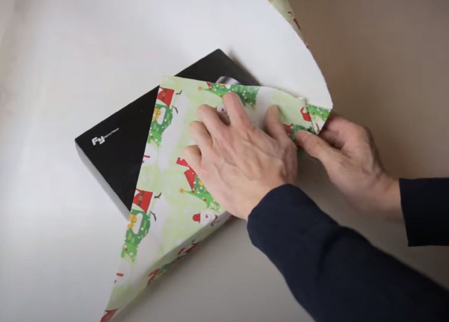 El truco japonés para envolver regalos sin celo / YouTube @BeatTheBush
