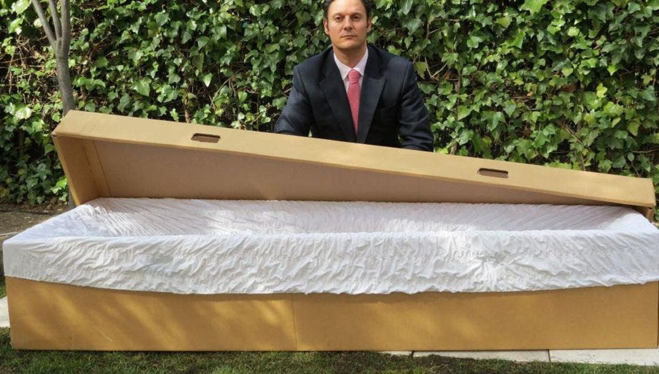 Una funeraria catalana ofrece ataúdes de cartón por 150 euros / Eternam