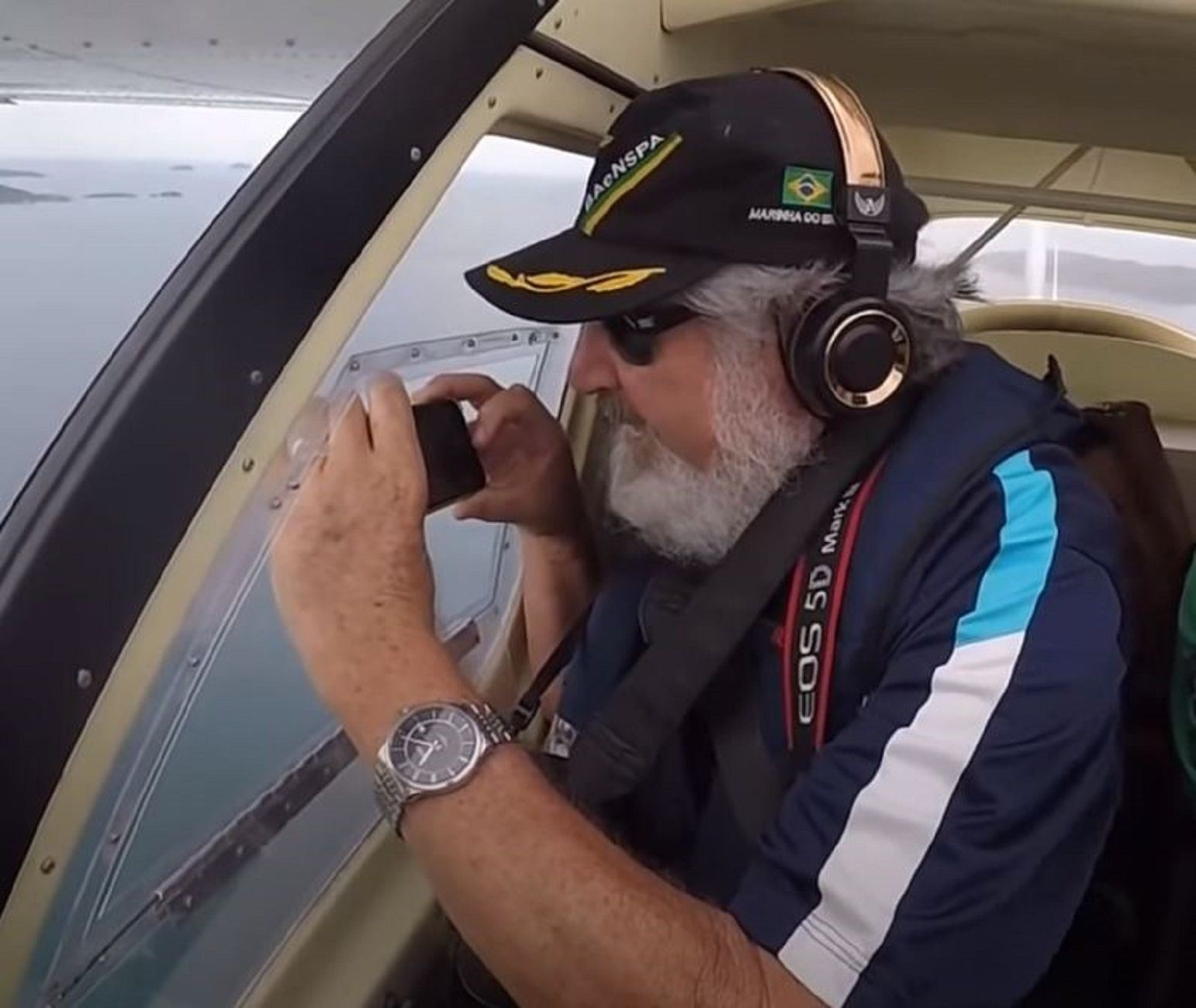 Se le cae el móvil desde un avión y sigue funcionando / YouTube Ernesto Galiotto