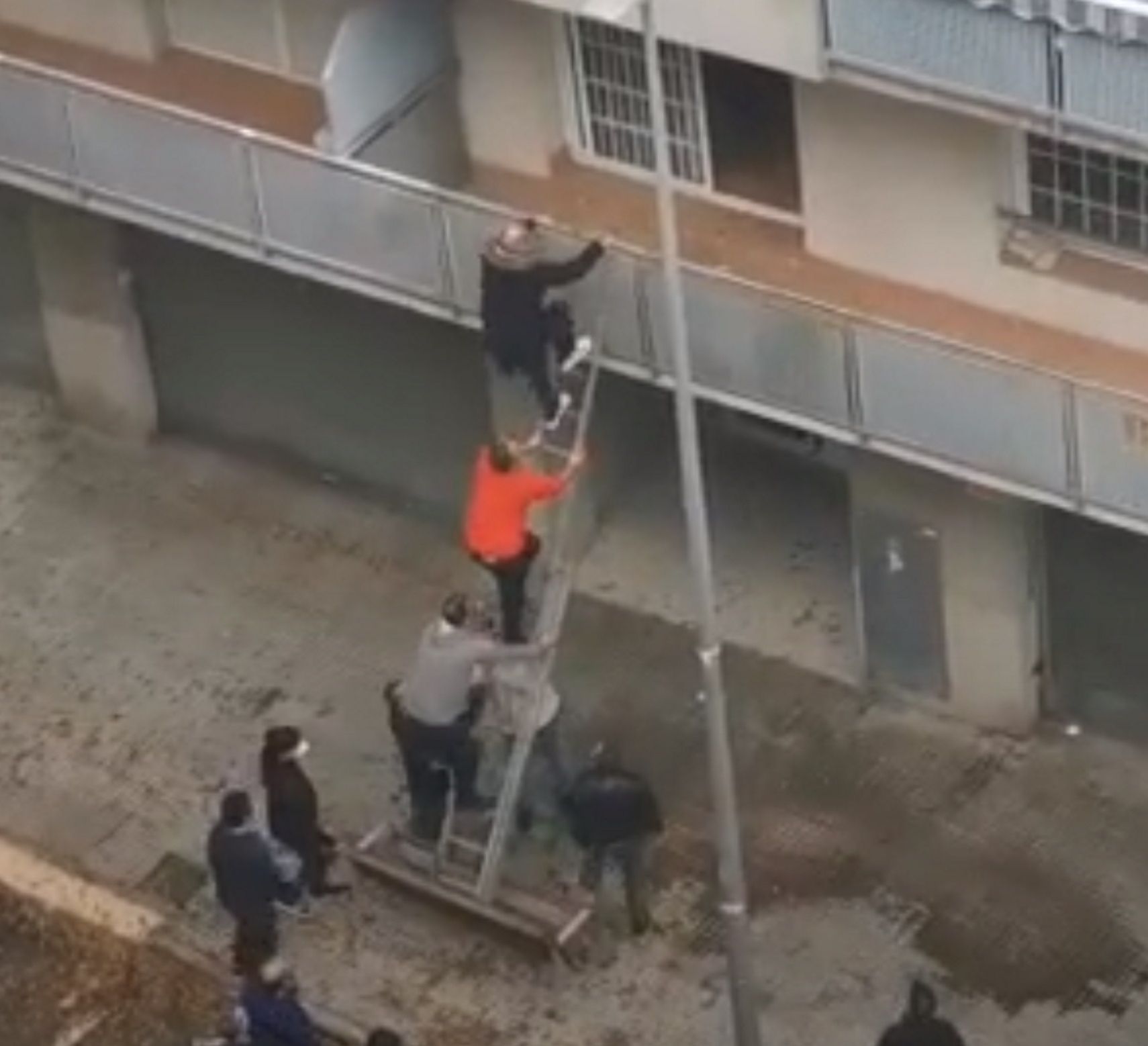 Vecinos frustran la ocupación de un piso en Terrassa / Cedida