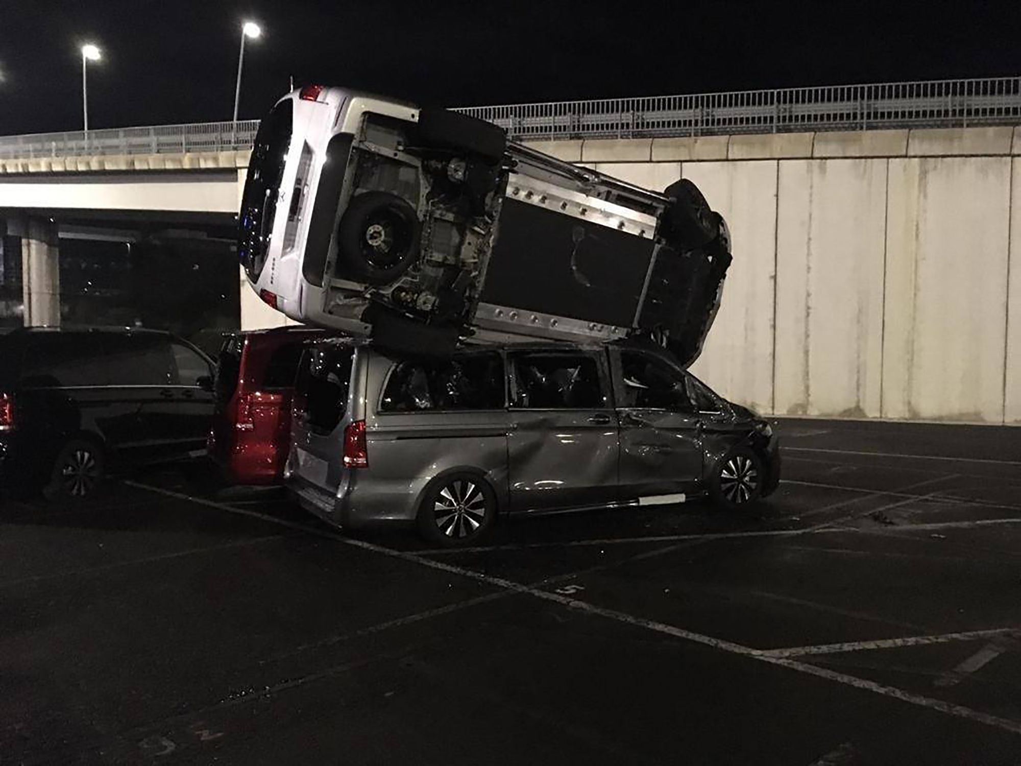 Un treballador de Mercedes destrossa 69 furgonetes amb una excavadora