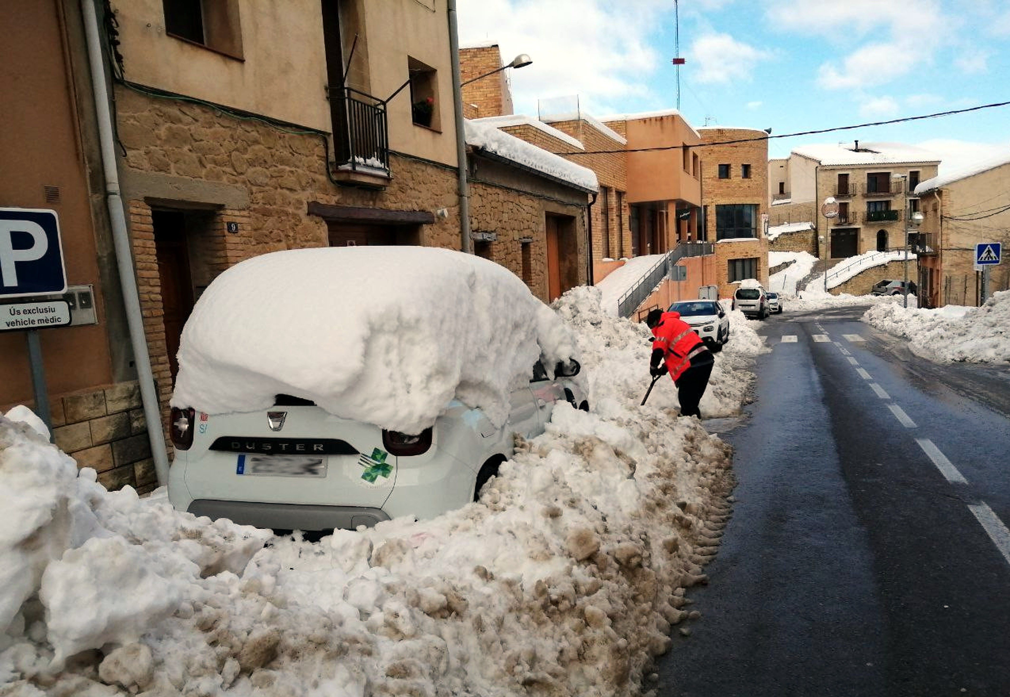 Bomberos quitando nieve Horta de Sant Joan / Bomberos