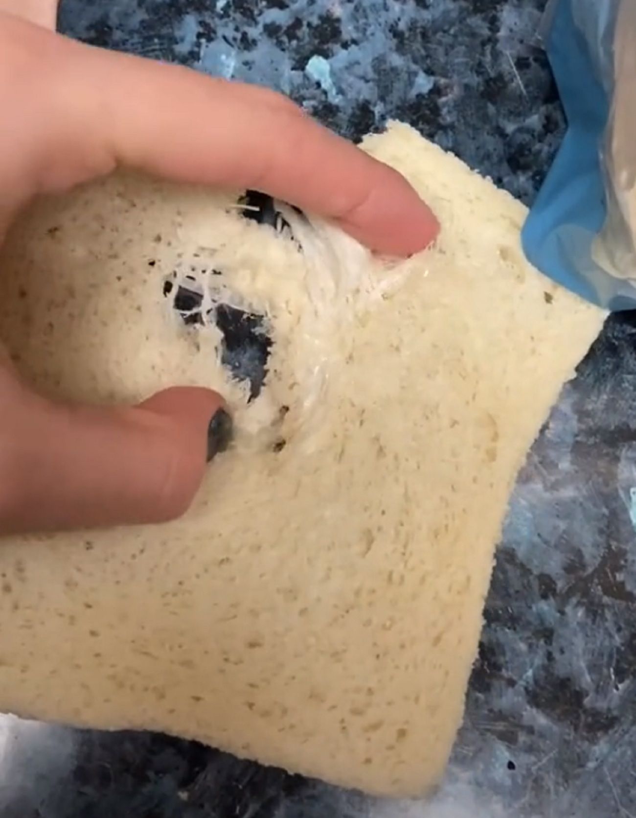Alerta pan de molde Aldi cono plástico / TikTok Cris Moné