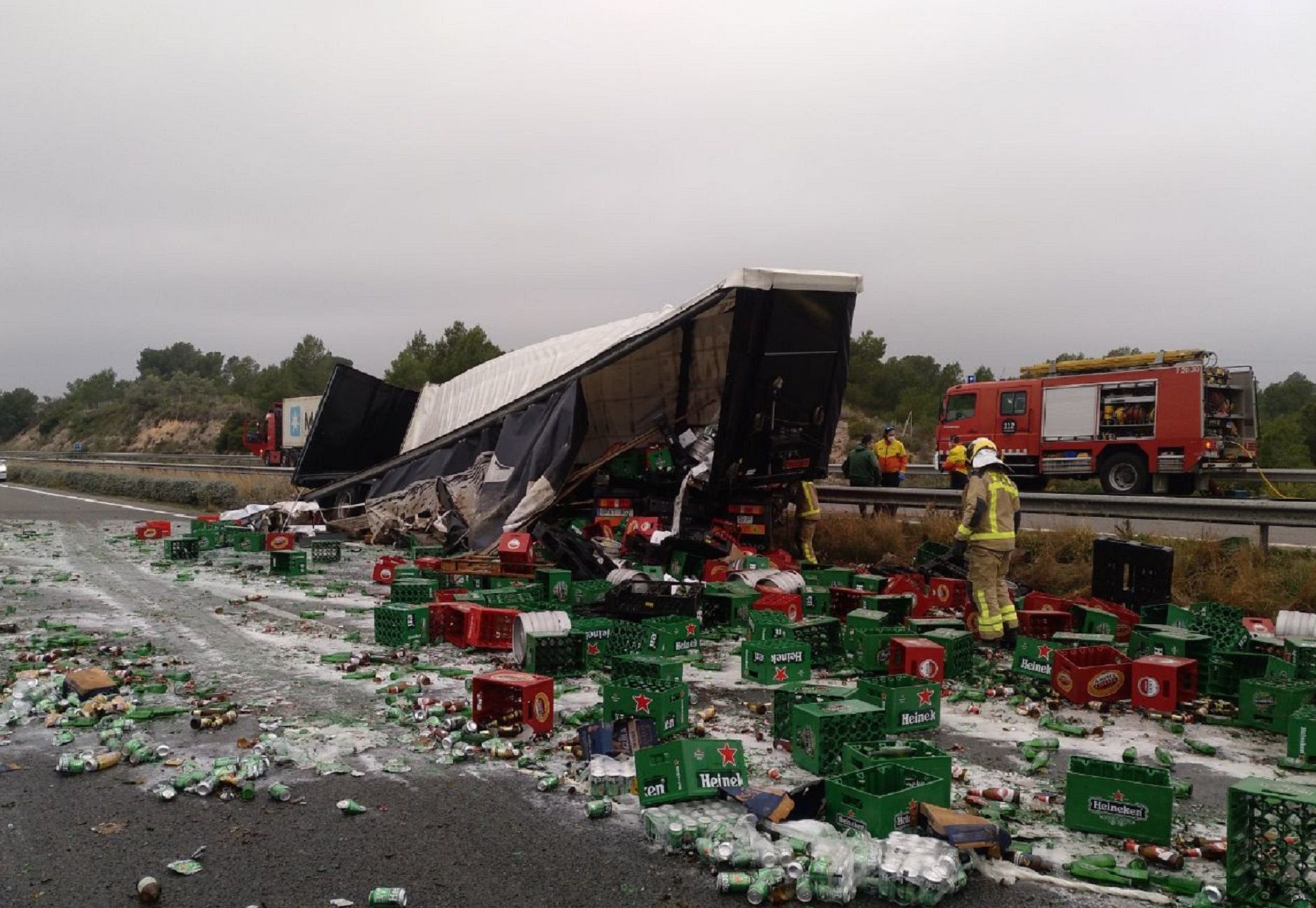 Camión cerveza accidente / Bombers