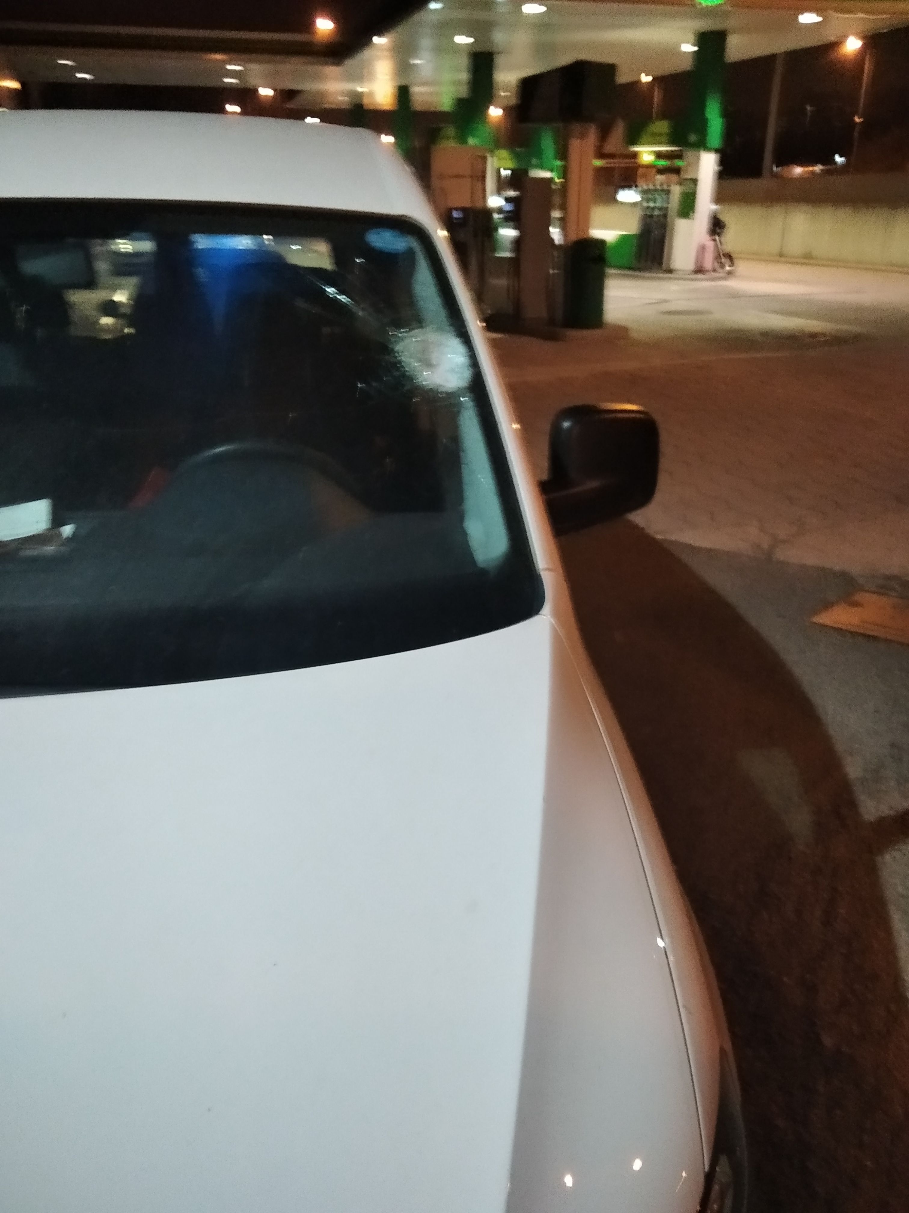 Atacas cono piedras contra coches en Barcelona / Cedida Atacas cono piedras contra coches en Barcelona / Cedida
