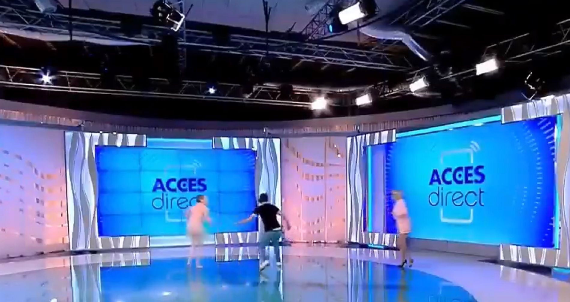 Mujer ataca presentadora / Acces Direct