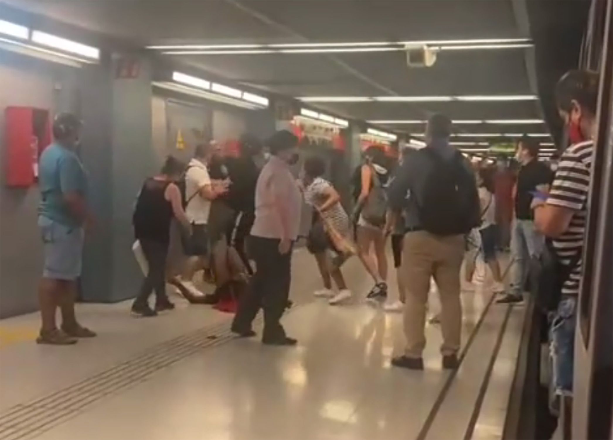 Pelea Metro Barcelona