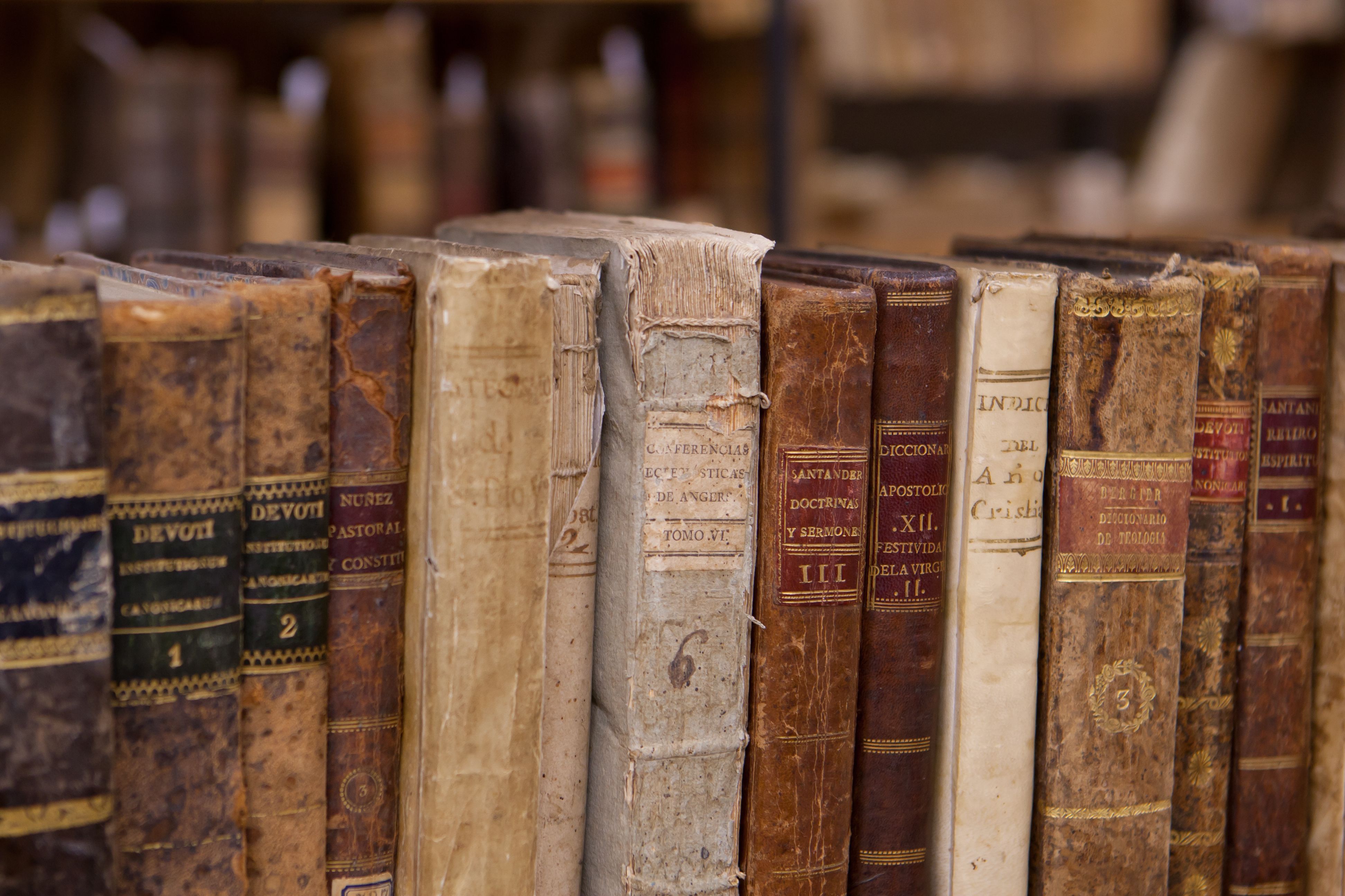Libros antiguos biblioteca / Flickr
