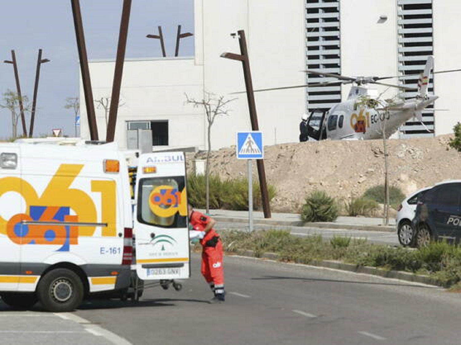 Ambulancia y helicóptero de evacuación / EFE