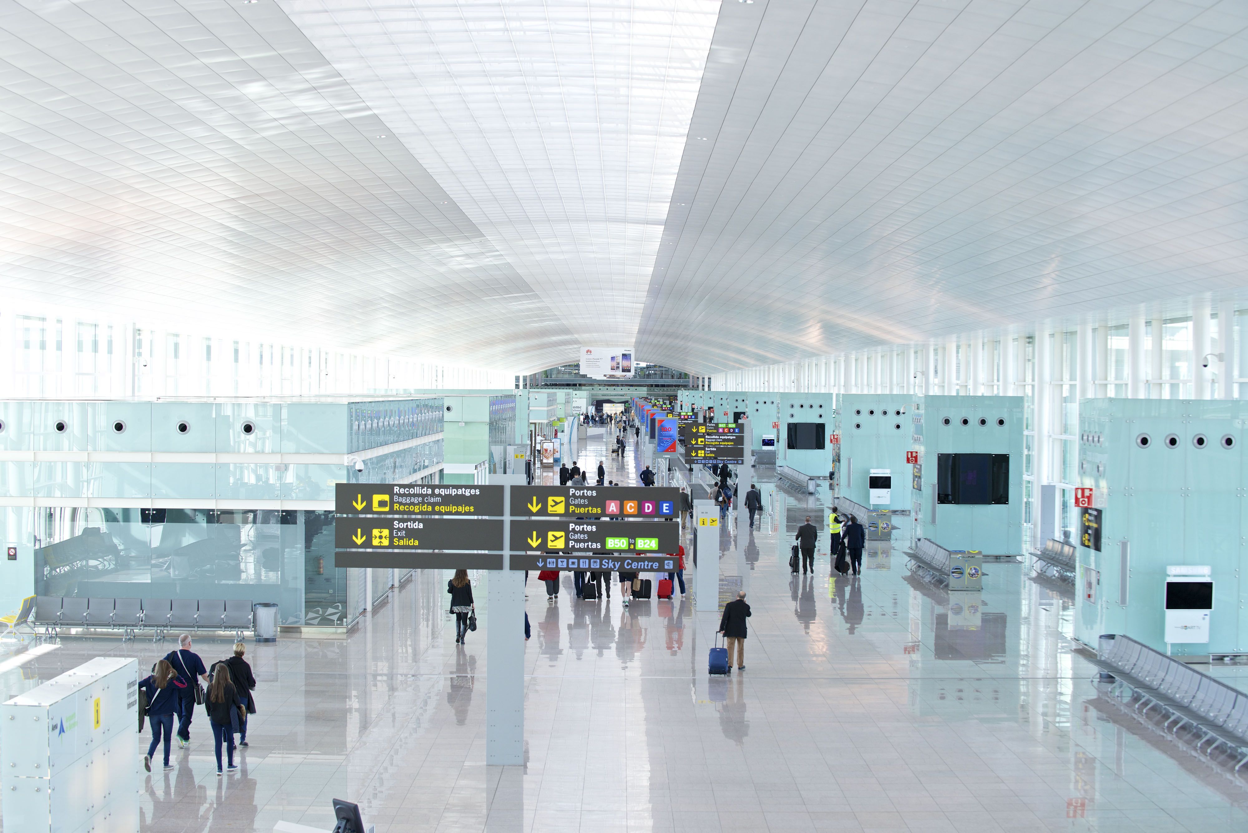 T1 del Aeropuerto de Barcelona El Prat / Wikimedia
