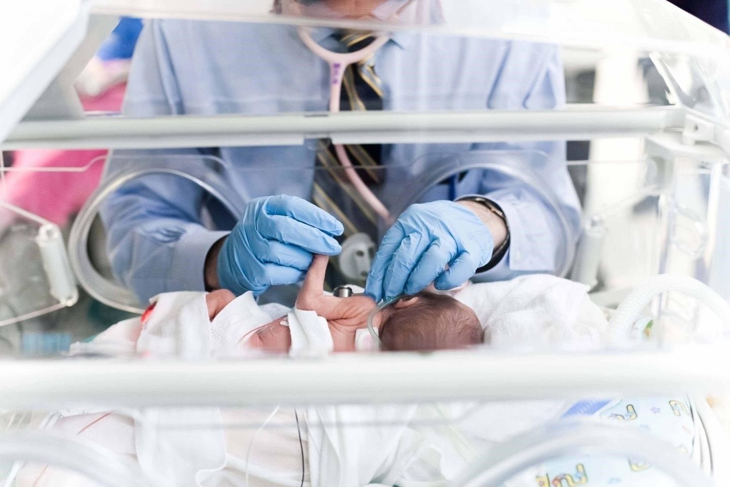 Bebé prematuro en una incubadora / Europa Press