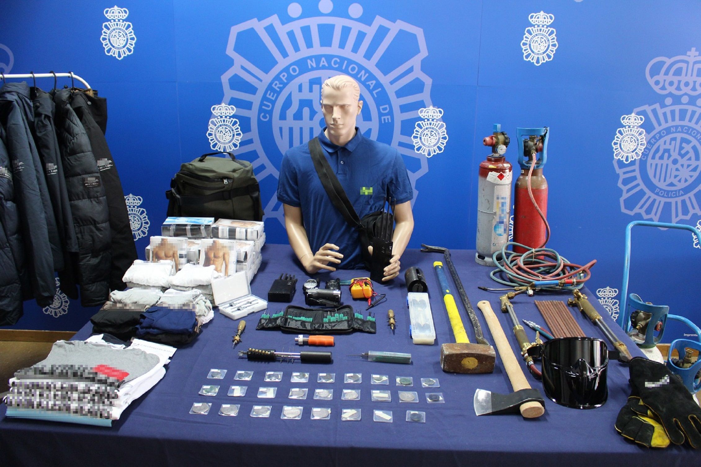 Ropa robada y monedas recuperadas en los registros / Policía Nacional