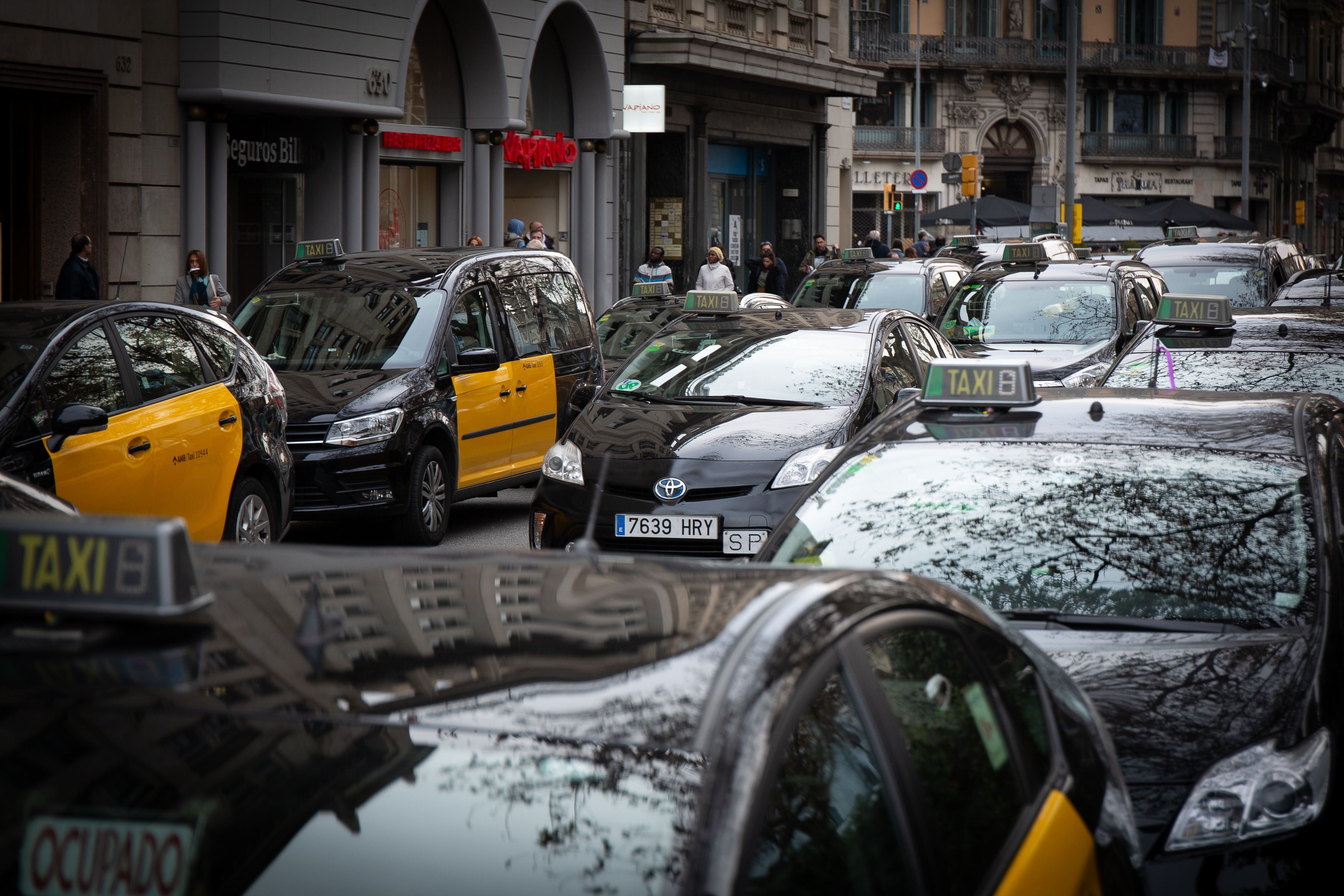 EuropaPress 1843661 taxistas concentrados gran via barcelona pedir antelacion minima