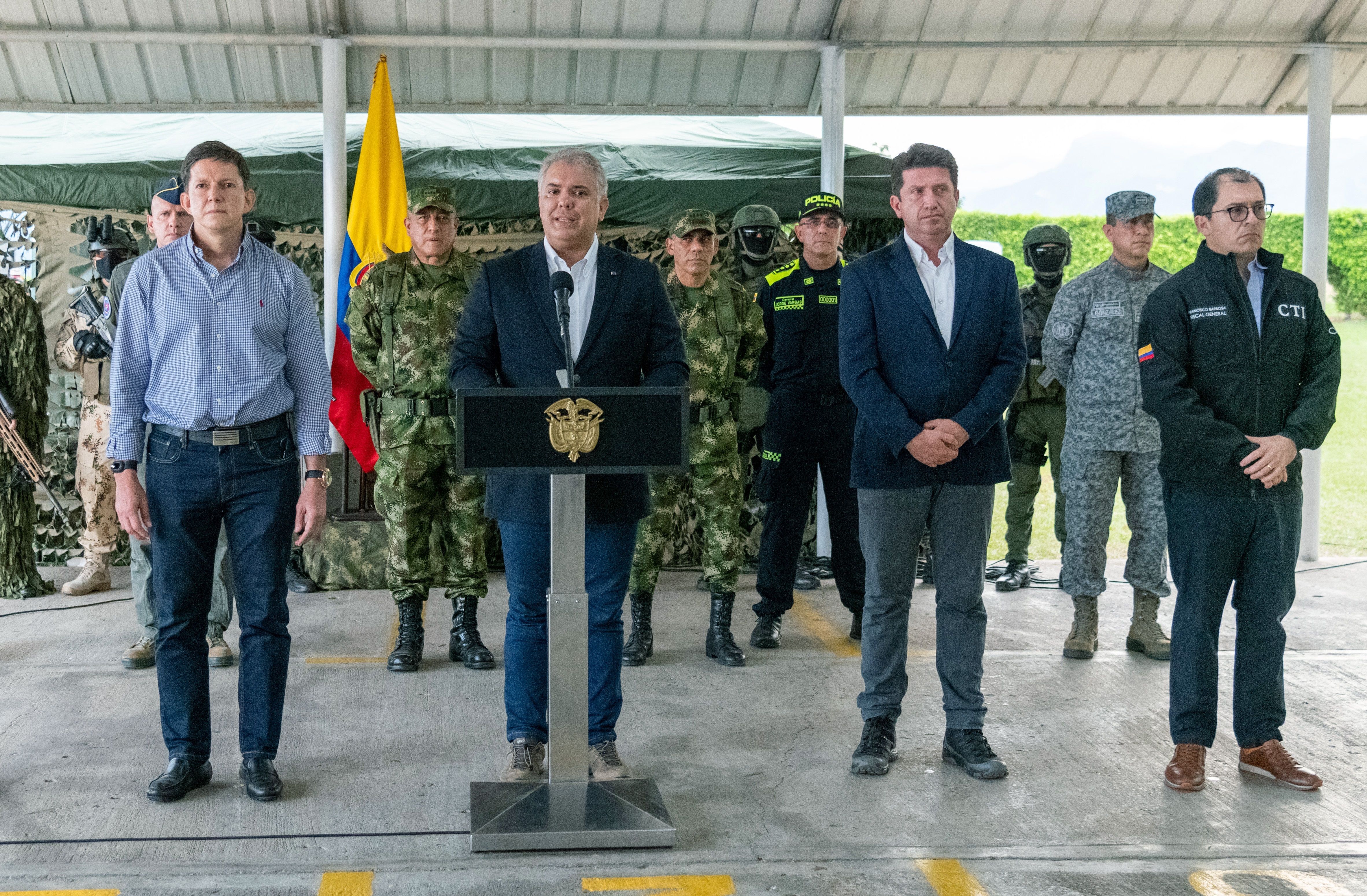 Iván Duque, al costat del|juntament amb ministre colombià de Defensa, Diego Molano (2d), i el fiscal general, Francsico Barbosa (d) / EFE