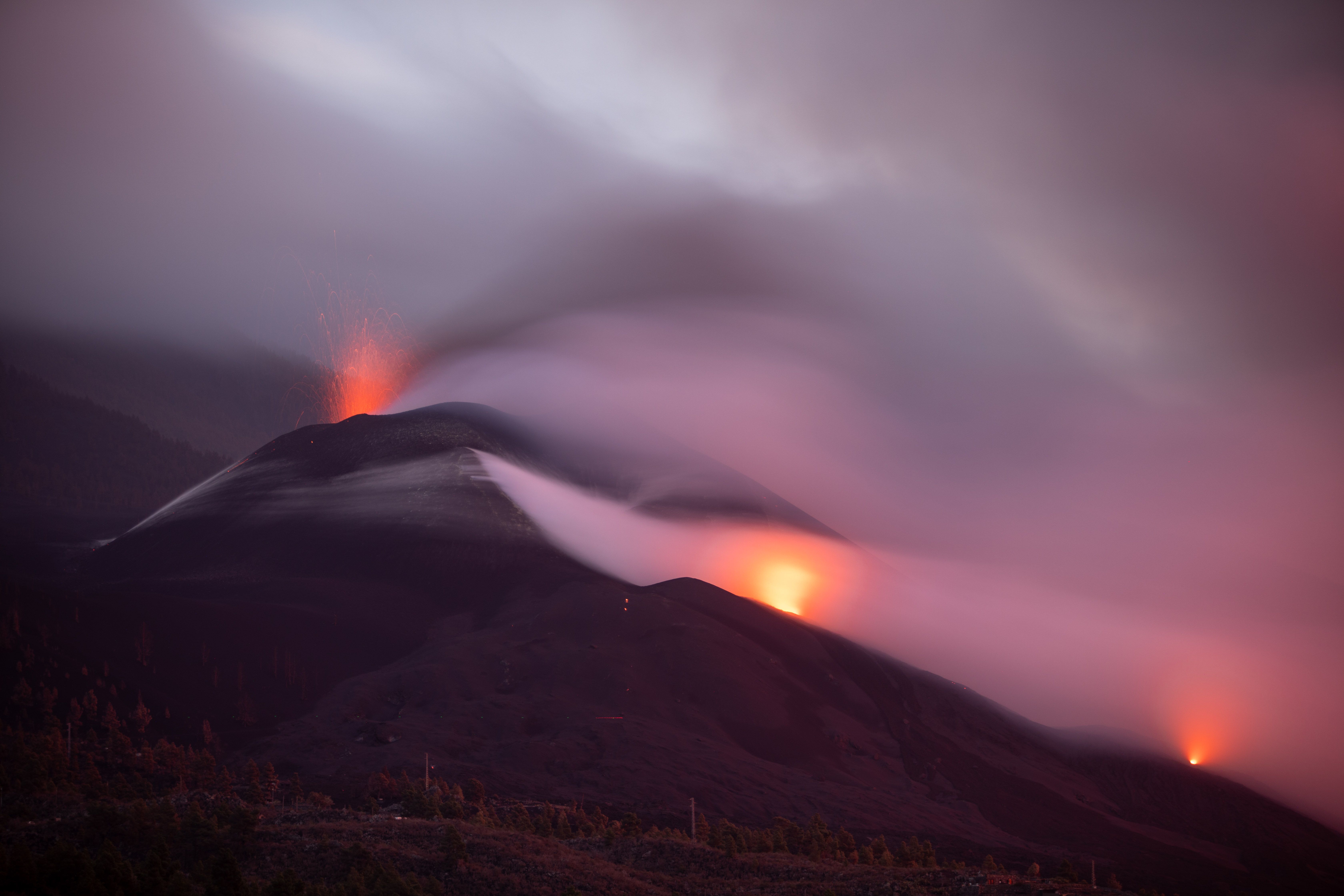 EuropaPress 4075242 nube ceniza lava salen volcan cumbre vieja 12 noviembre 2021 tacande abajo