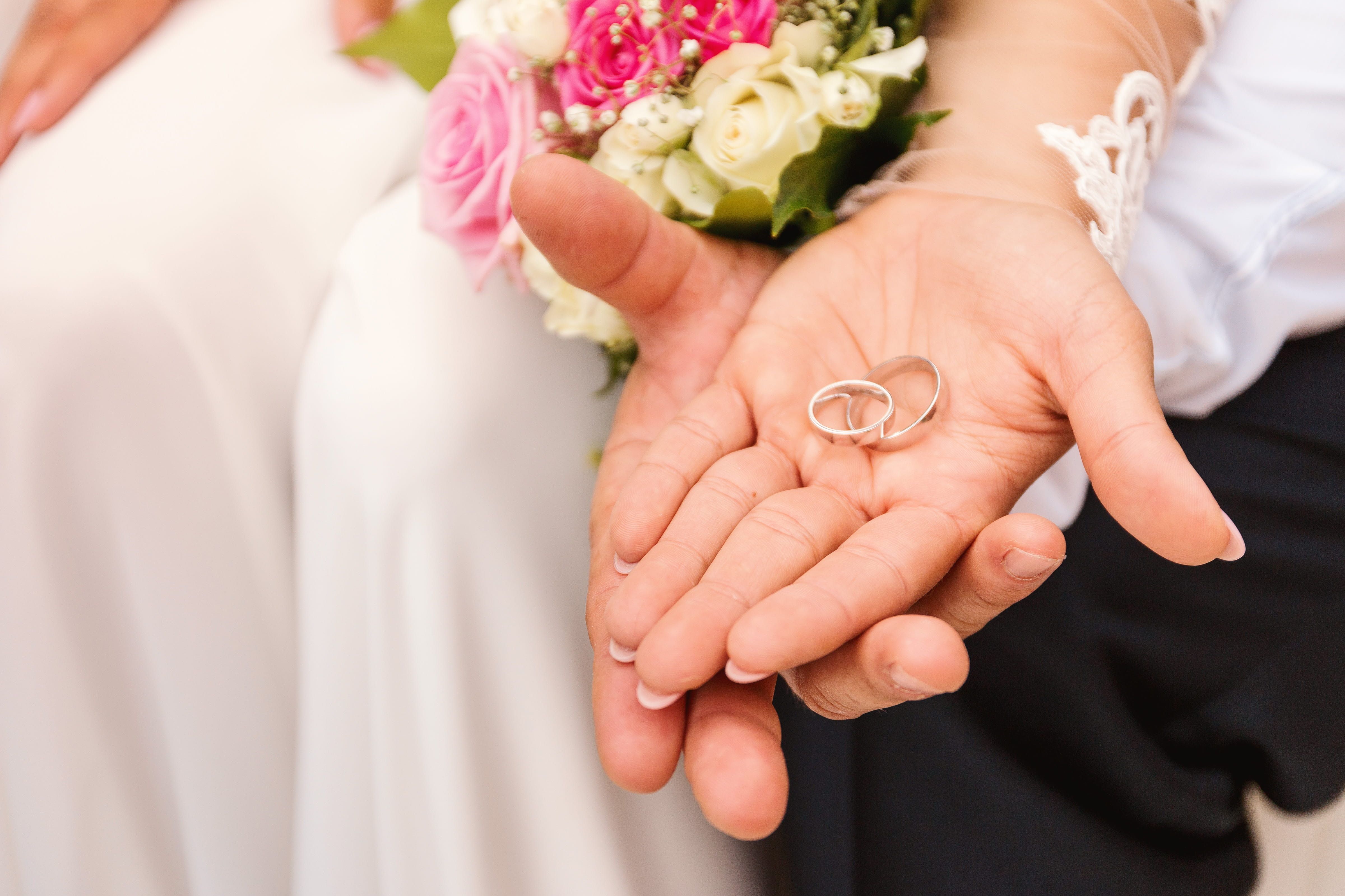 Дата рождения семьи. Свадебные кольца на руках. Кольца жениха и невесты. Обручальные кольца жених и невеста. Руки жениха и невесты с кольцами.