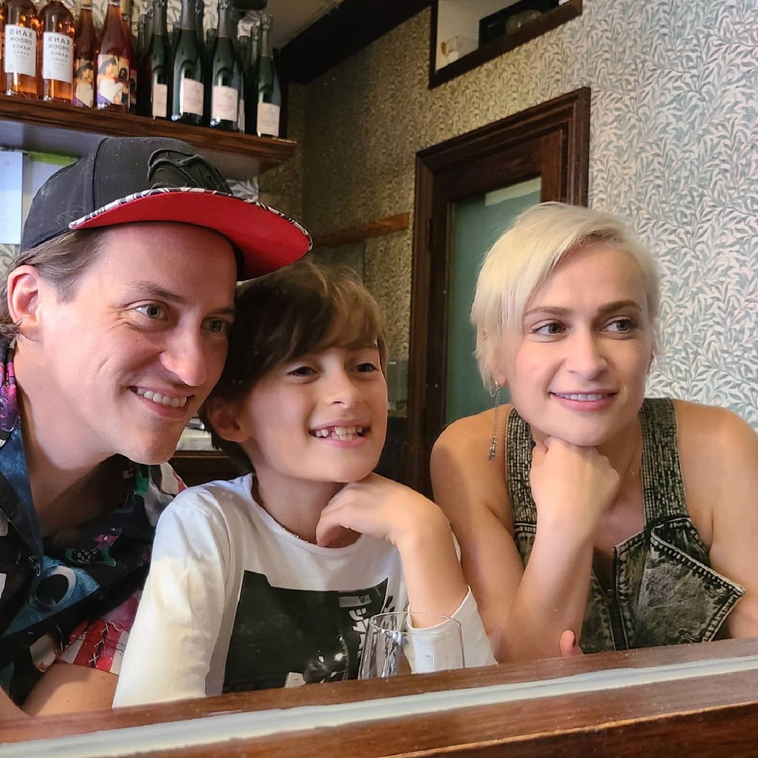 Halyna y Matthew Hutchins con su hijo, Andros / Instagram