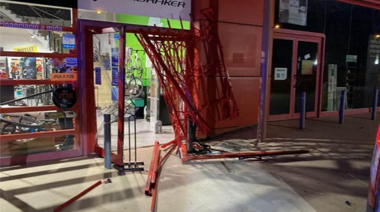 Els lladres van forçar la reixa metàl·lica de la botiga de bicicletes de Vilafranca del Penedès  // Jaume Llordes