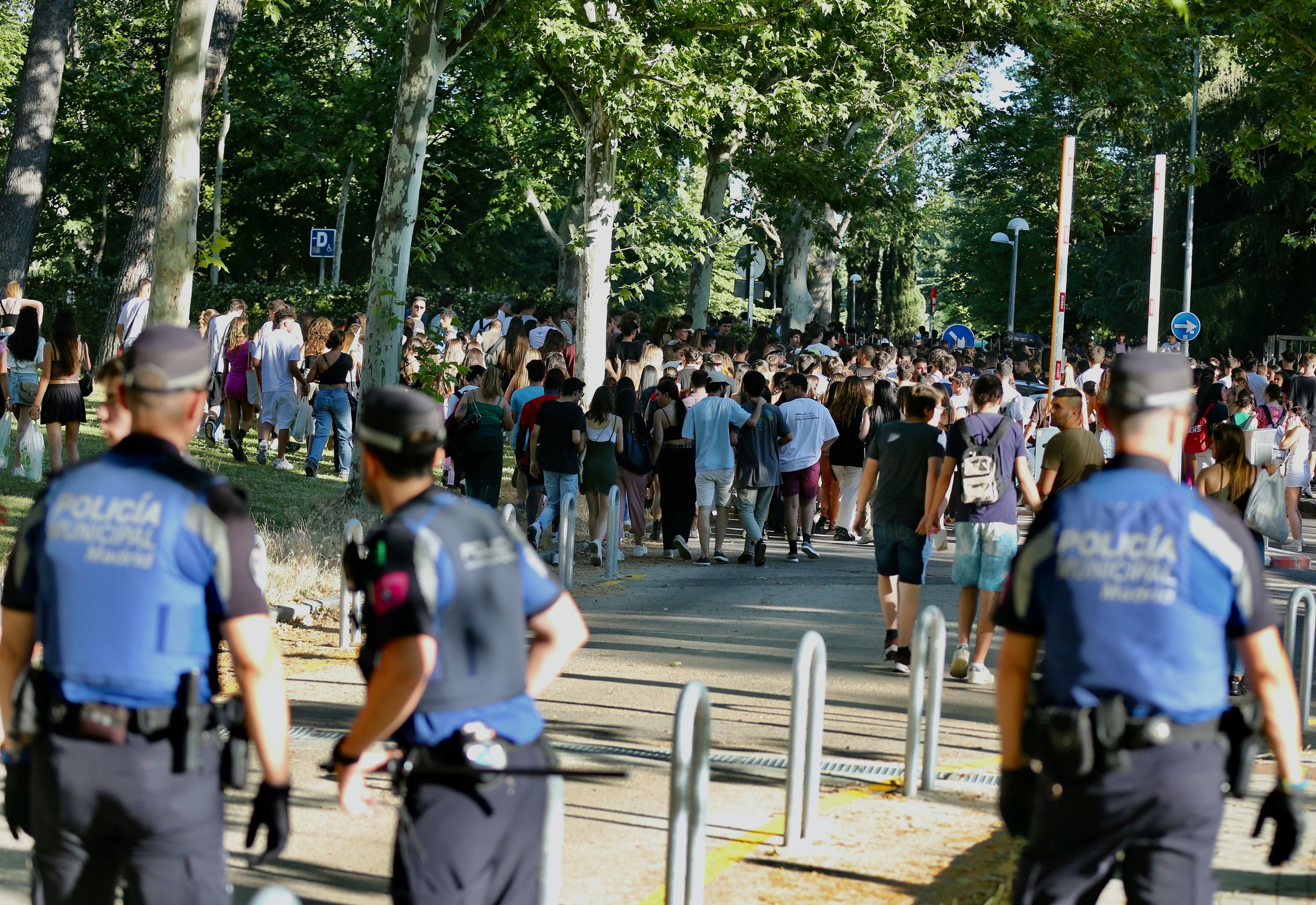 EuropaPress 4511090 varios policias controlan multitud estudiantes finalizar pruebas evau junio